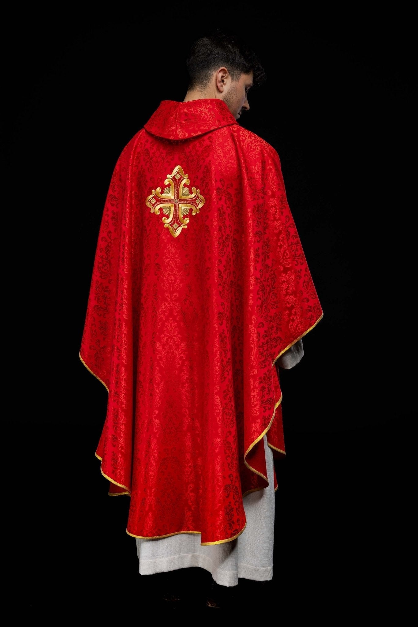 Red chasuble with cross made of patterned fabric HIT/197007/02/67 CZERWONY - HAFTINAUSA.COM