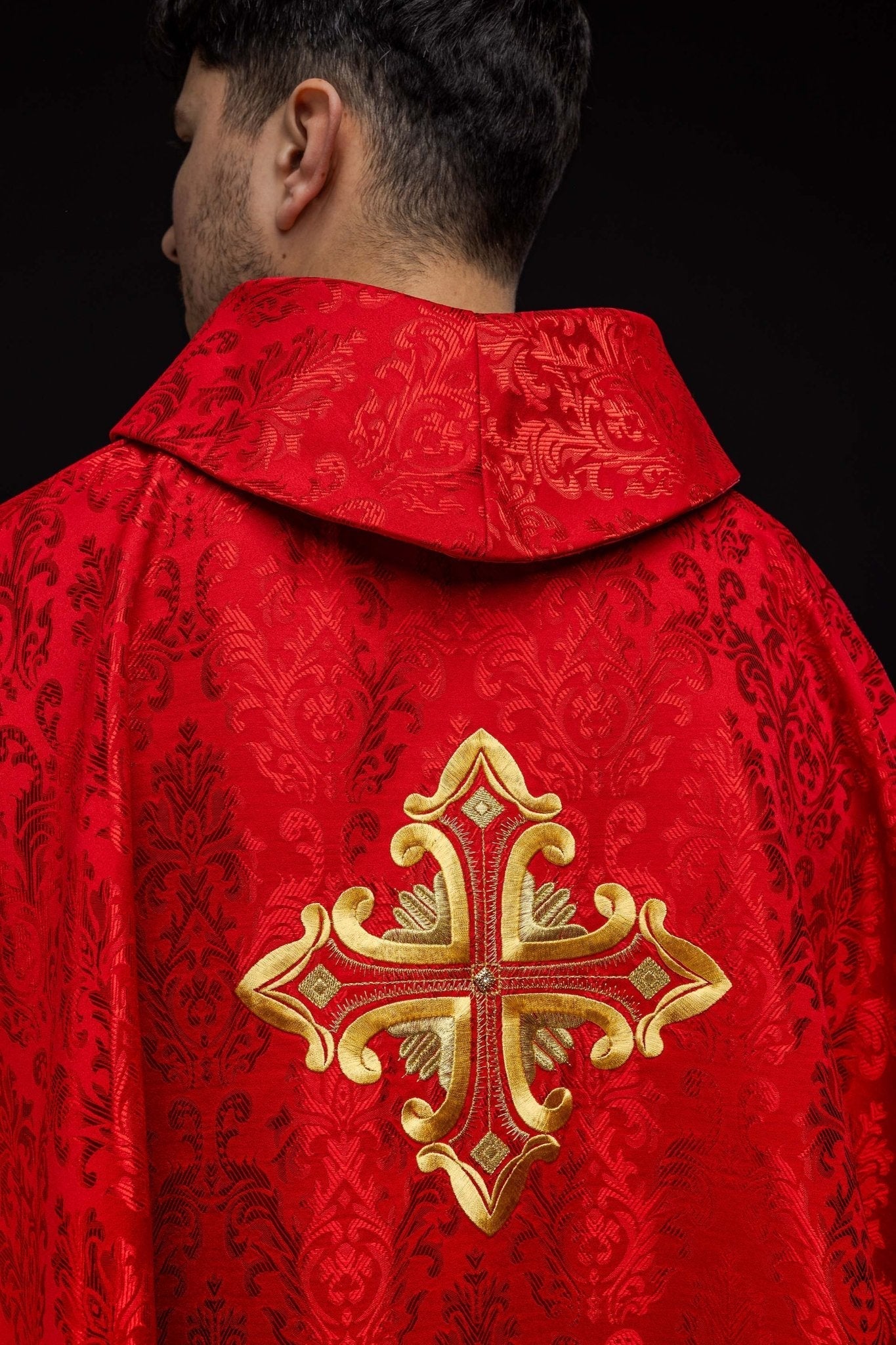 Red chasuble with cross made of patterned fabric HIT/197007/02/67 CZERWONY - HAFTINAUSA.COM