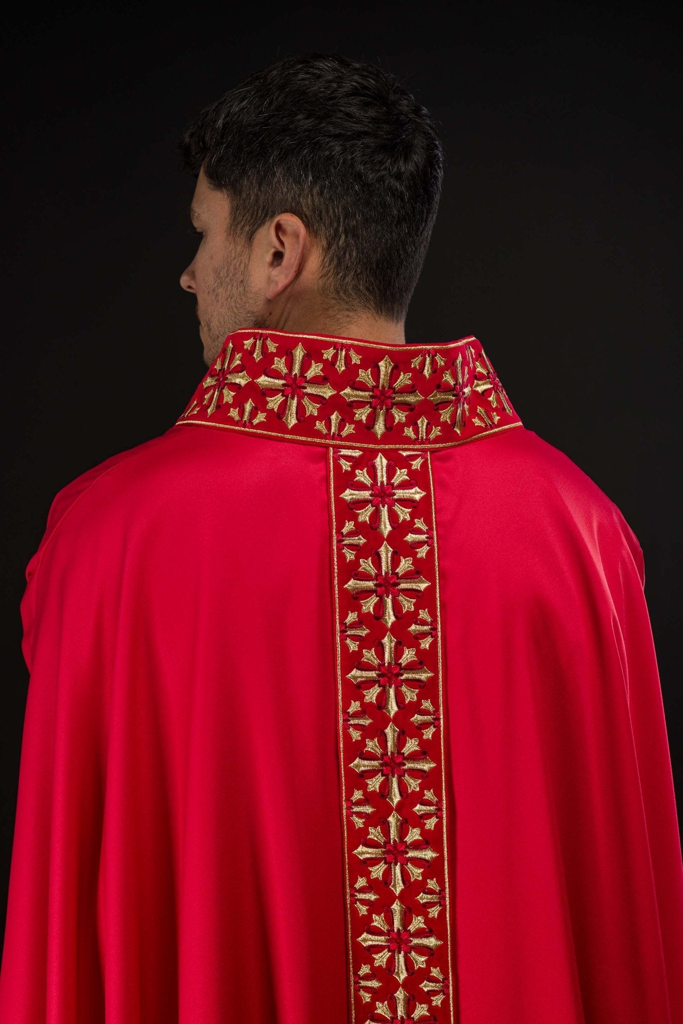 Red chasuble with cross neck and shiny embroidery LE/7026/02 - CHASUBLES.COM