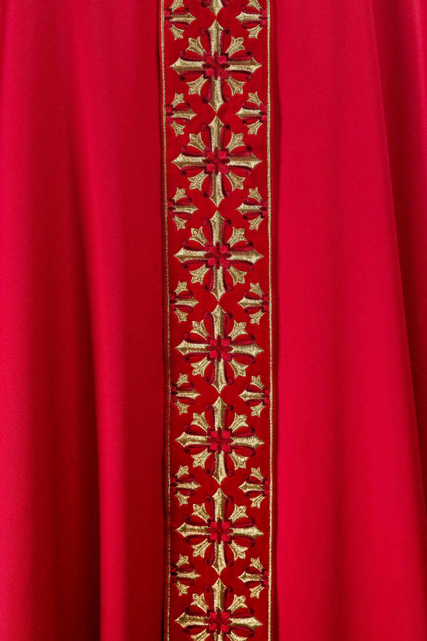 Red chasuble with cross neck and shiny embroidery LE/7026/02 - CHASUBLES.COM