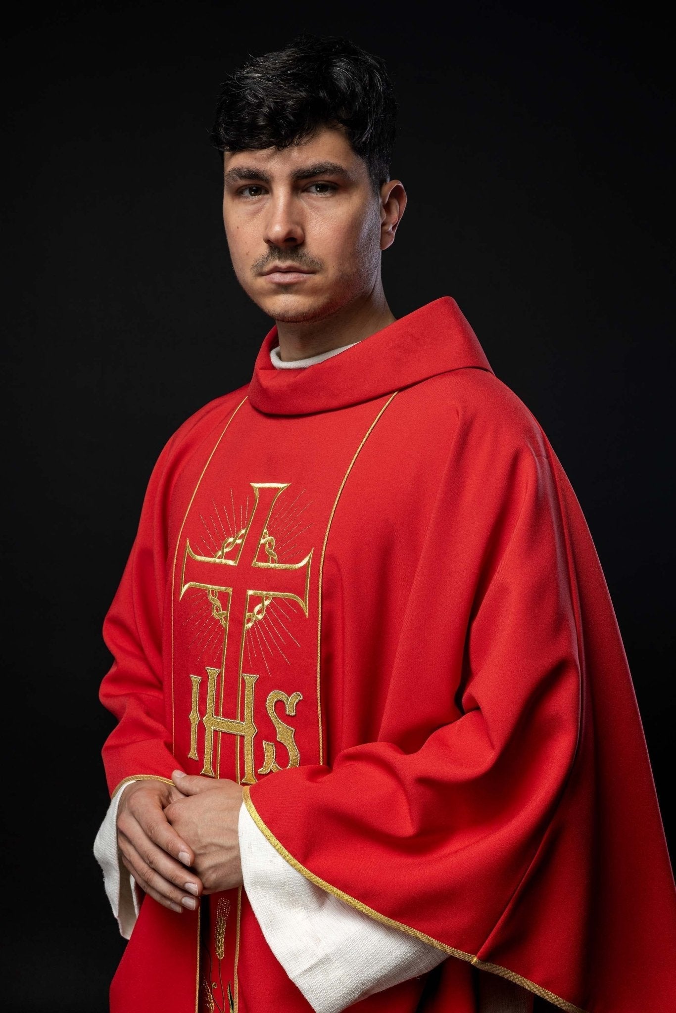 Red chasuble with cross symbol and grapes KOR/214/02/01 CZERWONY - HAFTINAUSA.COM