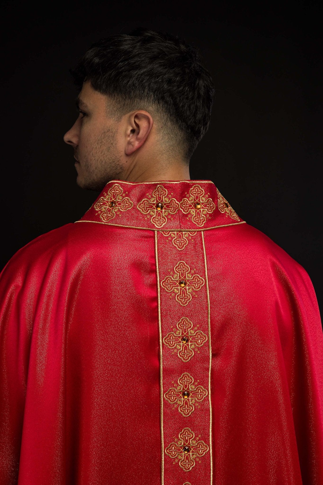 Red chasuble with decorative stones and embroidered collar S-7056-02-54 - CHASUBLES.COM