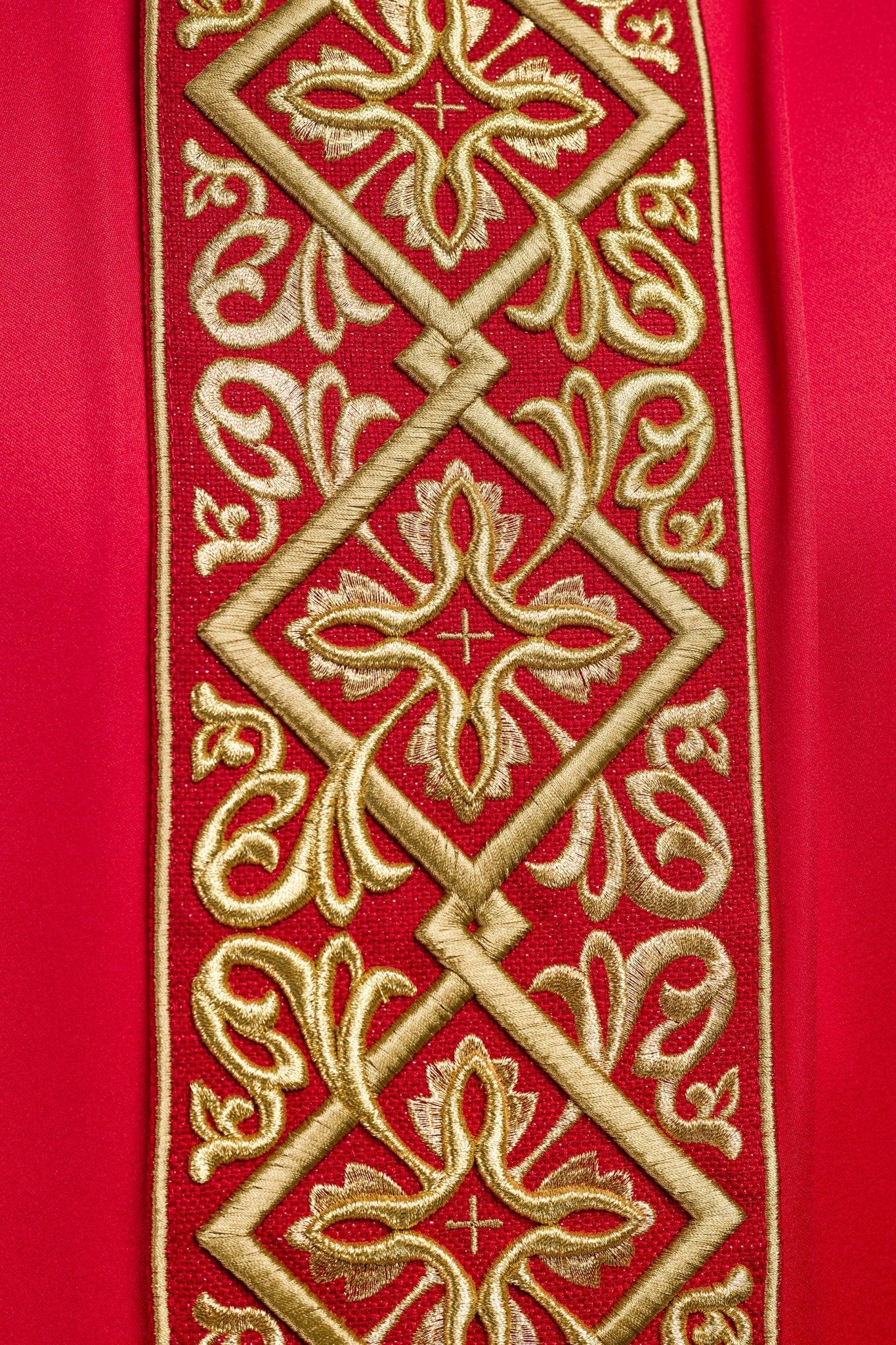 Red chasuble with embroidered collar LE/7027/02 - CHASUBLES.COM