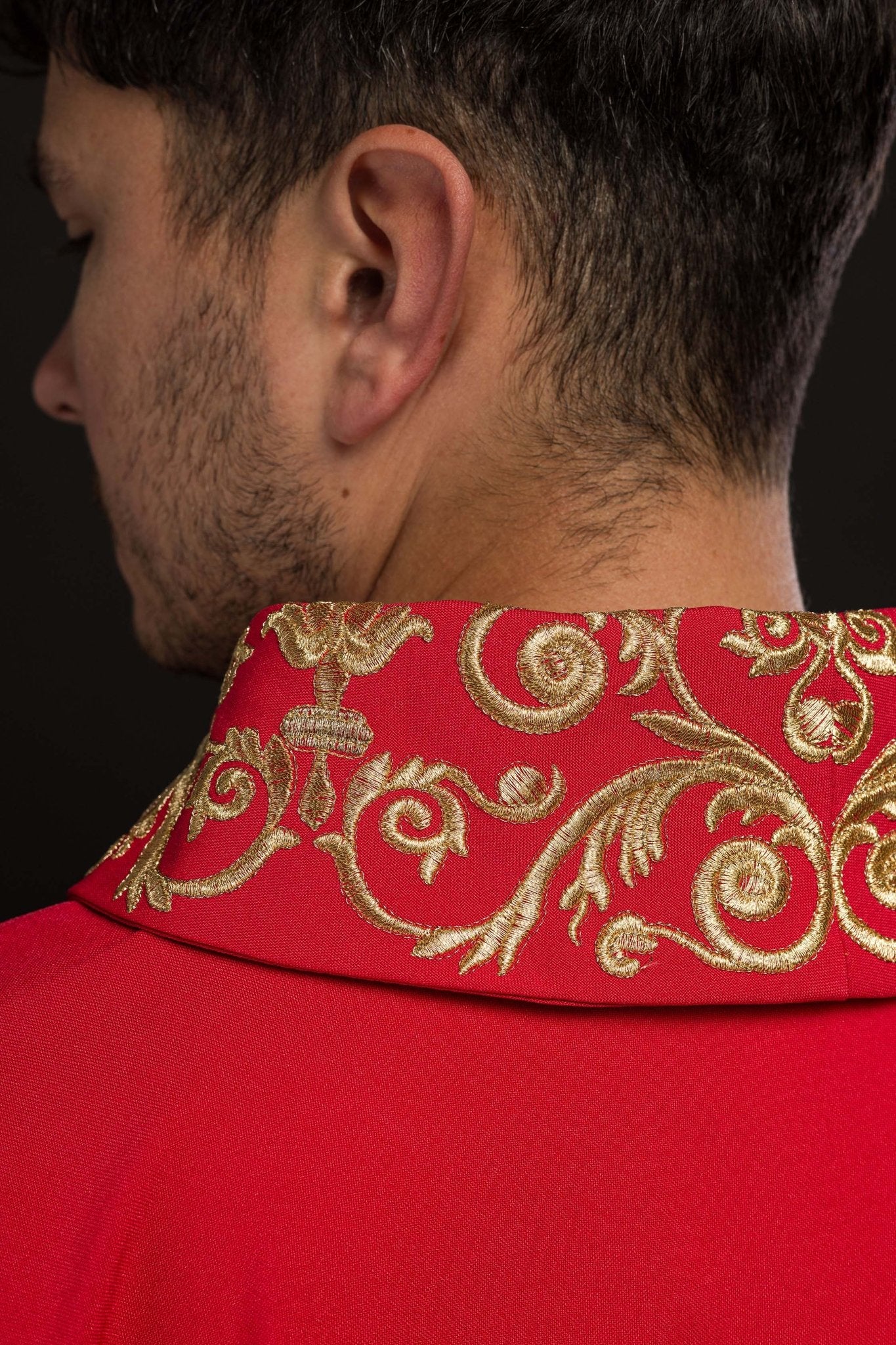 Red chasuble with embroidery around silhouette KOR/157/02/01 CZERWONY - CHASUBLES.COM