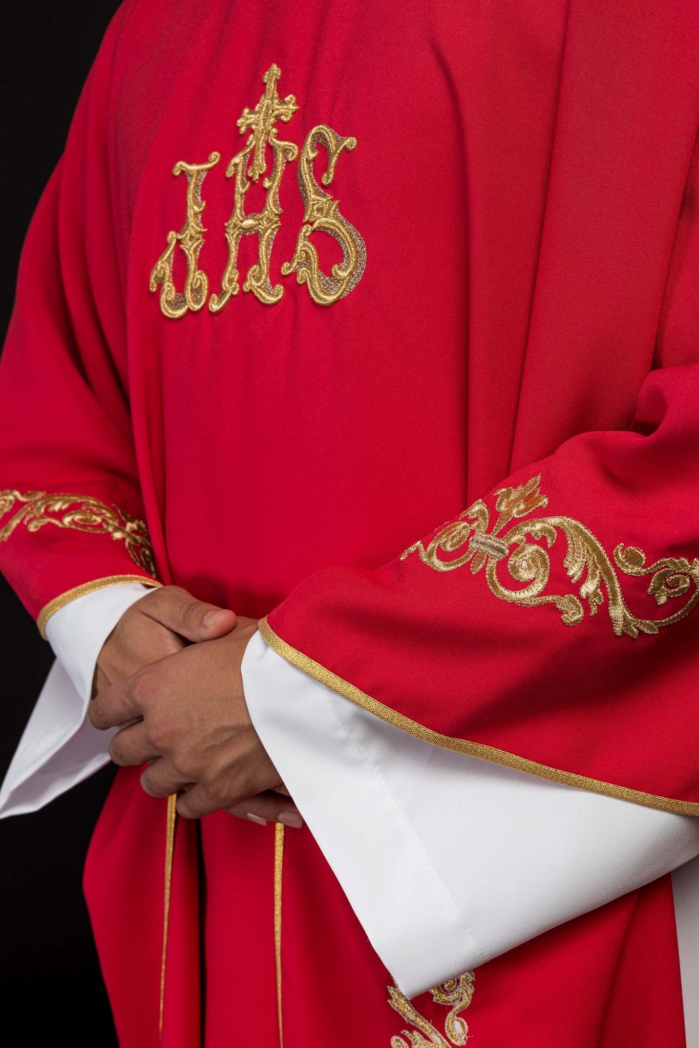 Red chasuble with embroidery around silhouette KOR/157/02/01 CZERWONY - CHASUBLES.COM