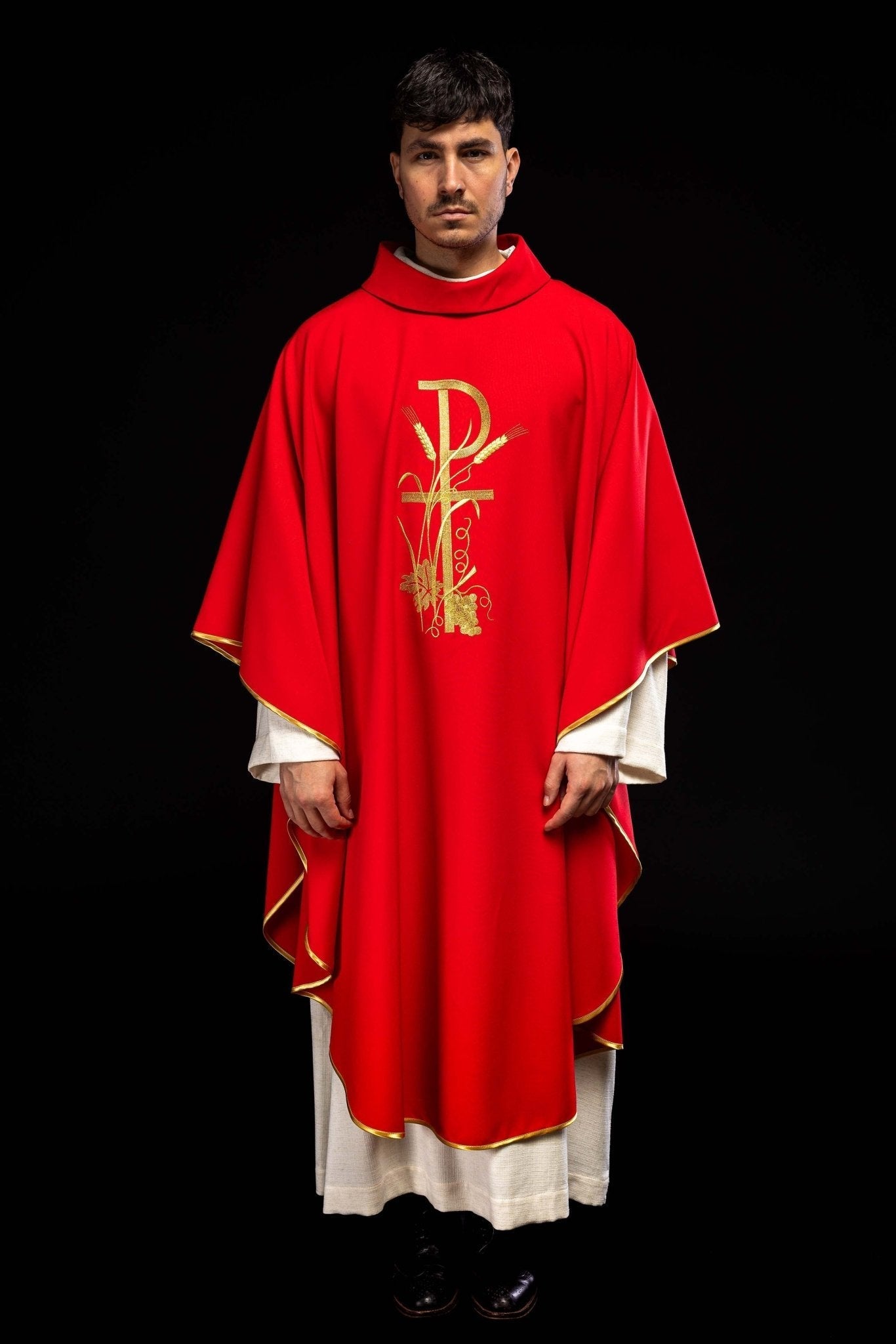 Red chasuble with golden cross embroidery KOR/026/02/12 CZERWONY - HAFTINAUSA.COM