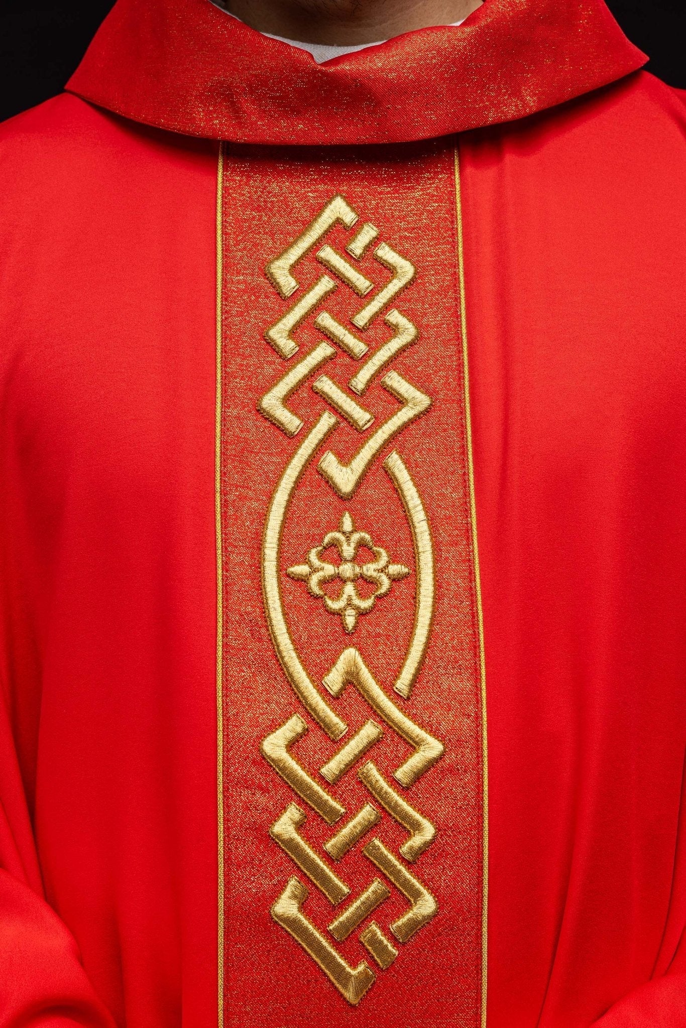 Red chasuble with narrow embroidery KOR/266/02/53 - HAFTINAUSA.COM