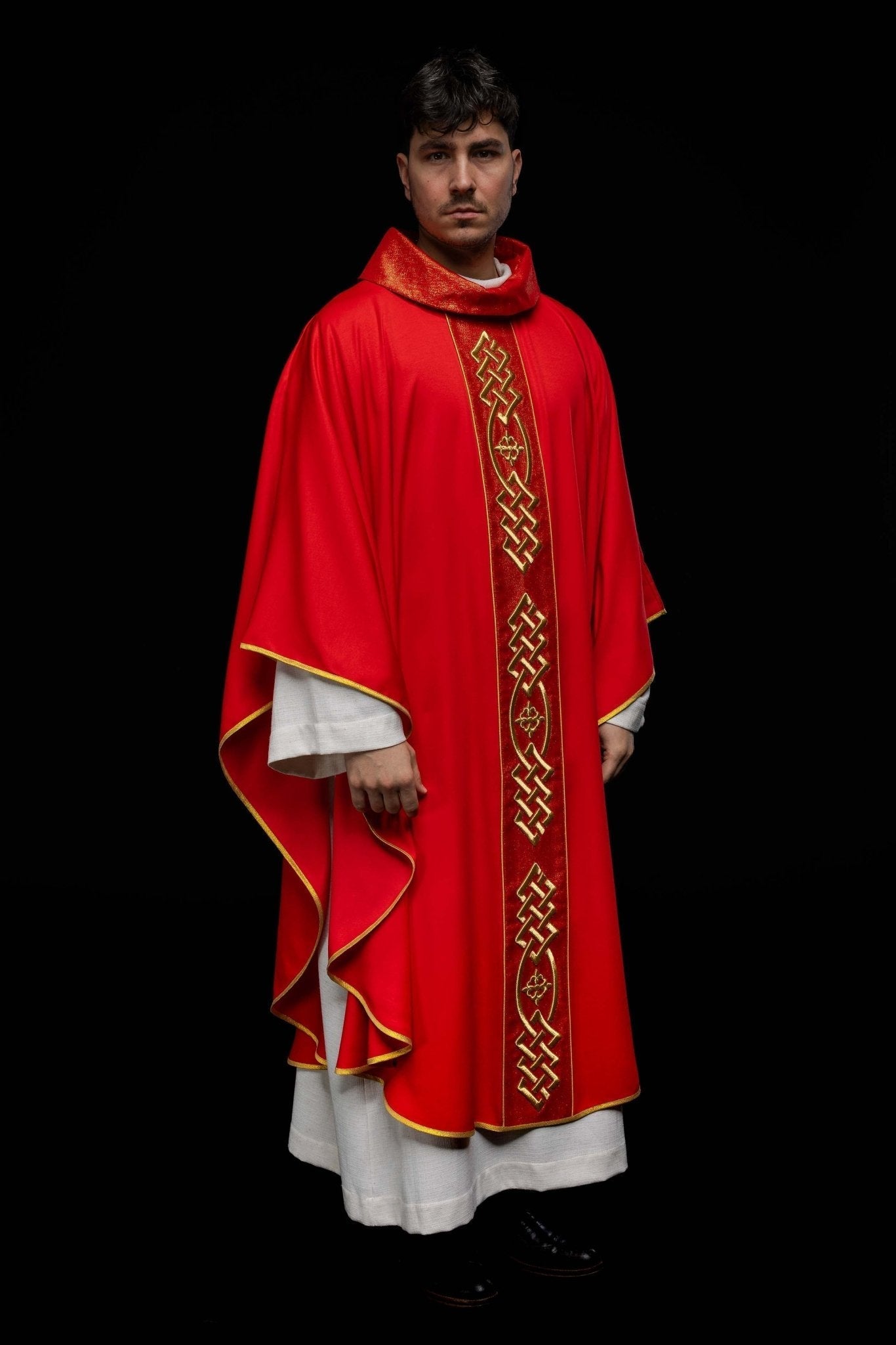 Red chasuble with narrow embroidery KOR/266/02/53 - HAFTINAUSA.COM