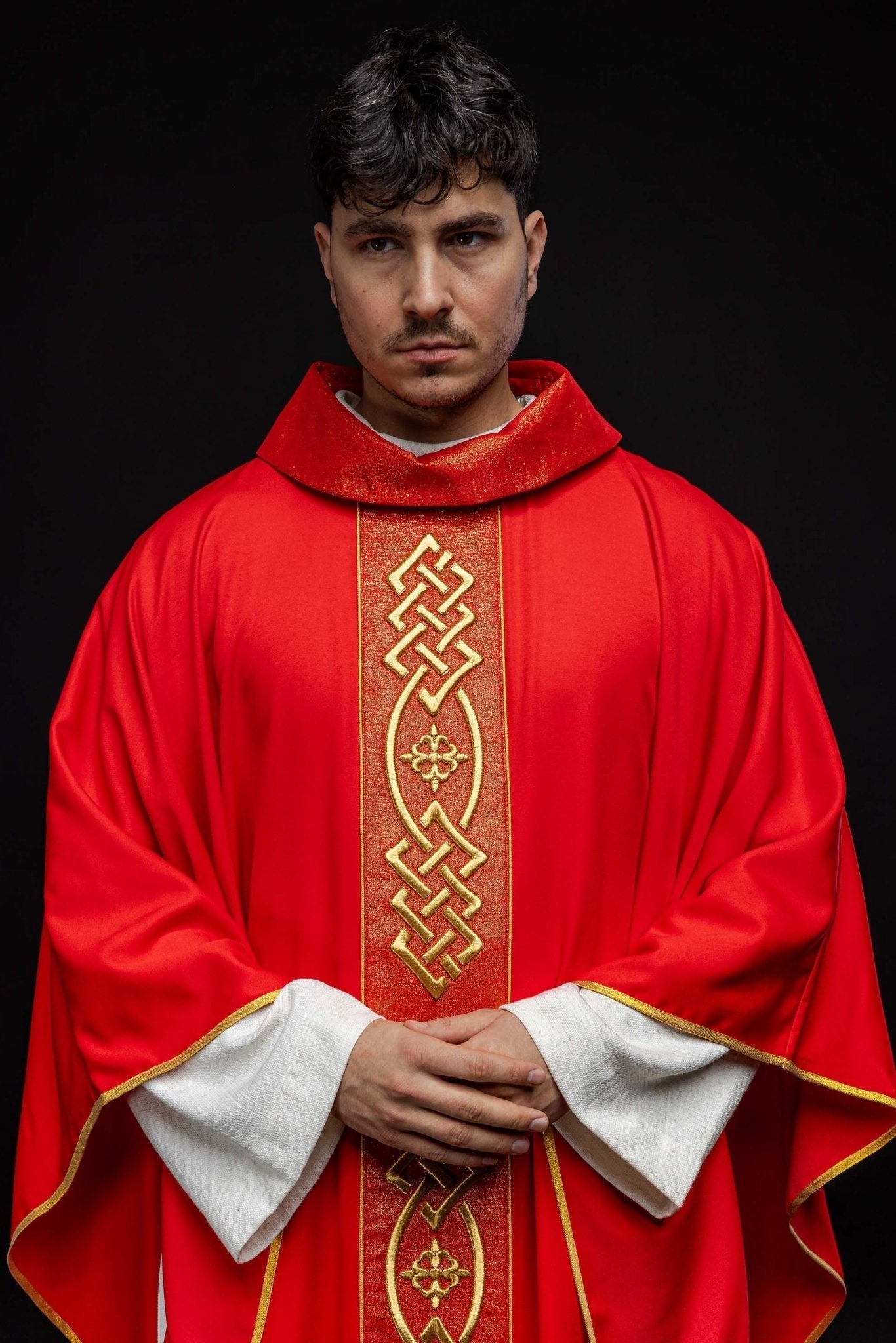 Red chasuble with narrow embroidery KOR/266/02/53 - HAFTINAUSA.COM