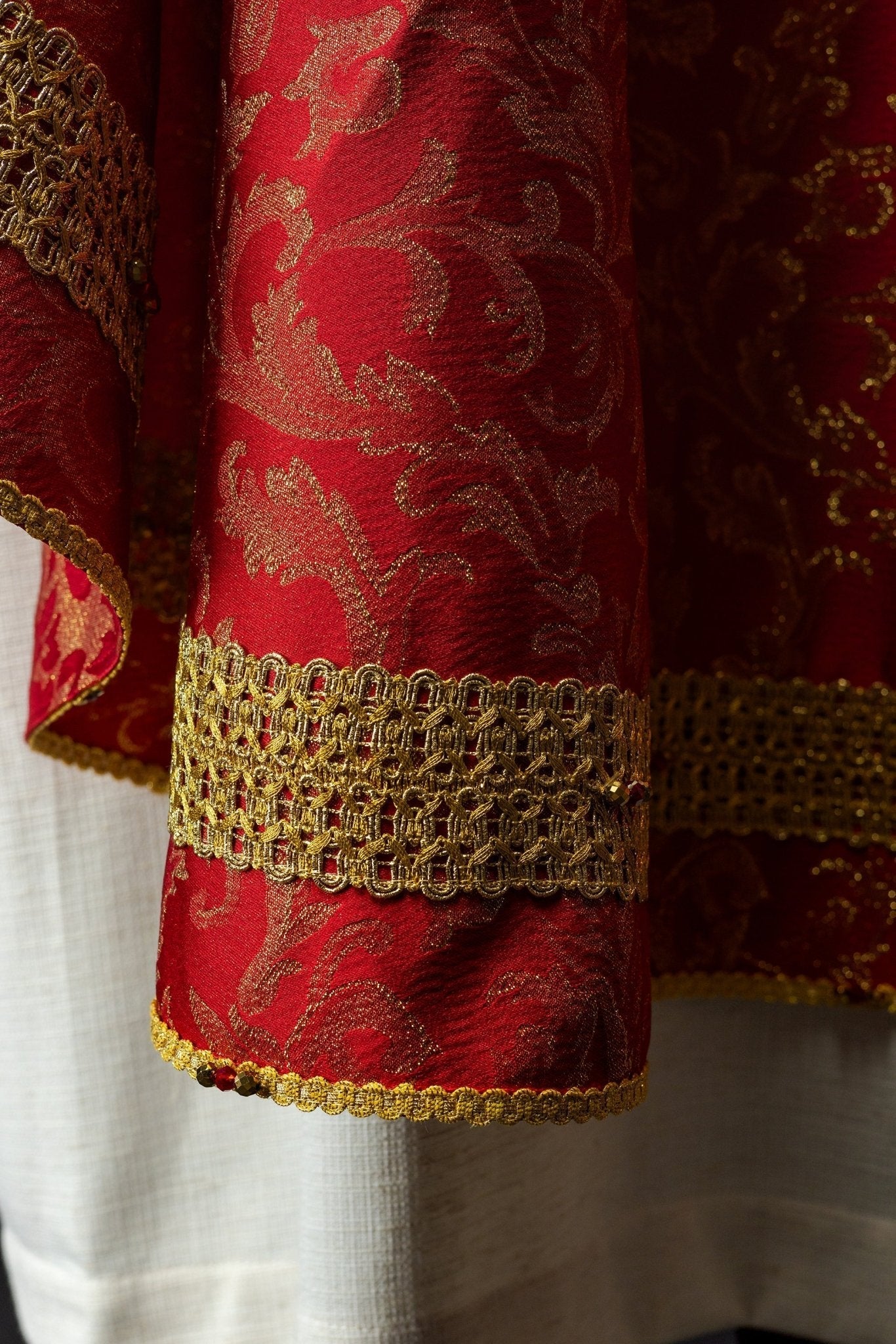 Red chasuble with natural stones Handmade 7010 HM/7010/02/90 - HAFTINAUSA.COM