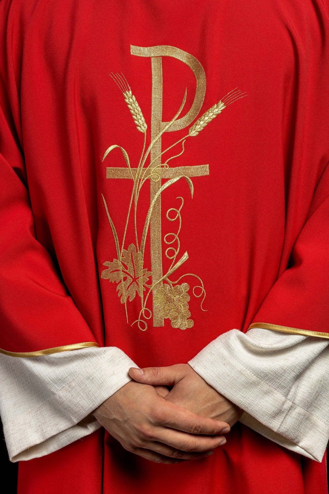 Red dalmatic with golden embroidery of the Pax cross KDL/026/02/12/D CZERWONY DALMATYK - HAFTINAUSA.COM