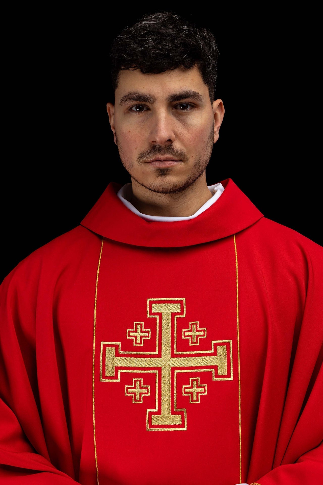 Red embroidered chasuble with band and Jerusalem crosses KDT/7046/02/01 - CHASUBLES.COM