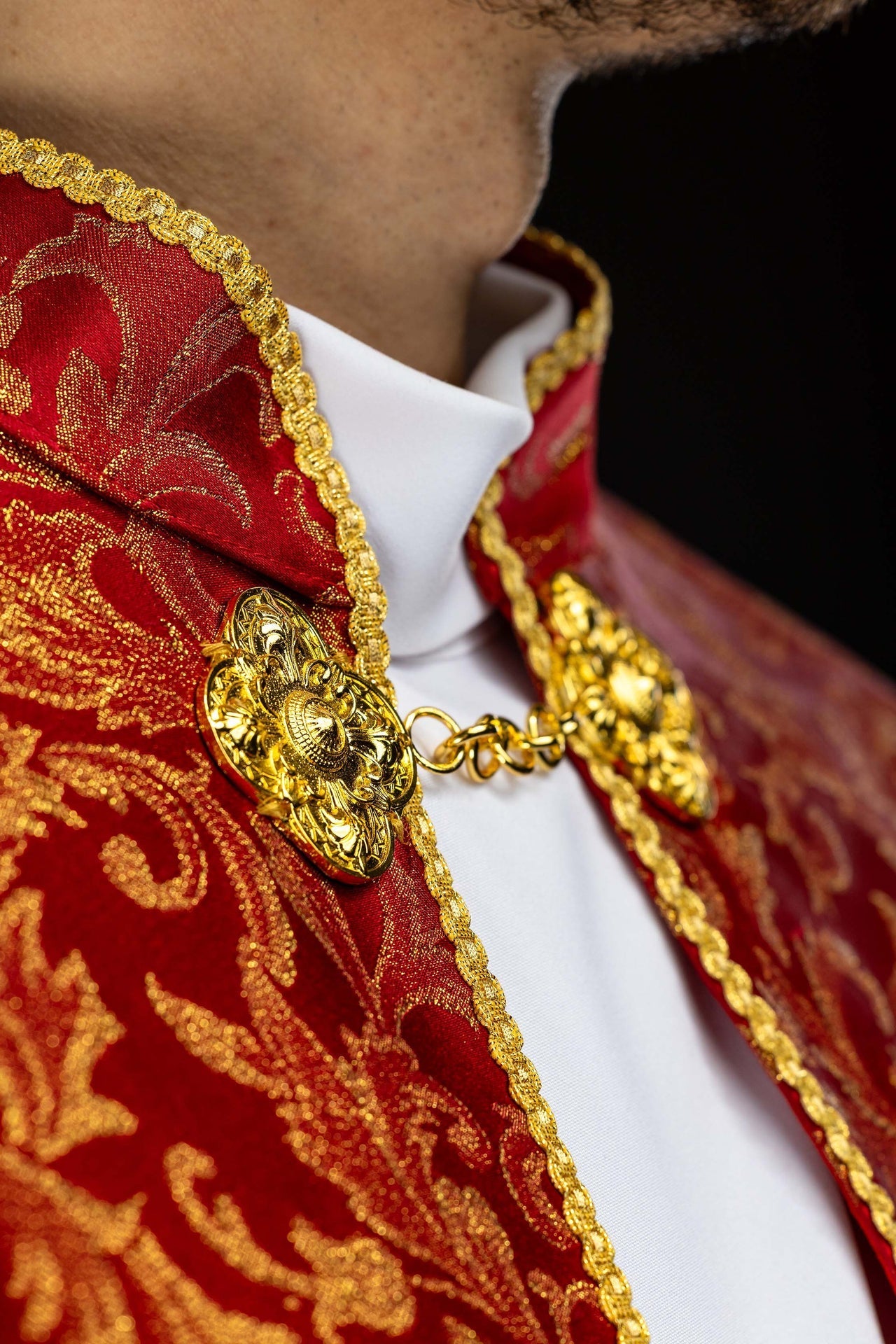 Red embroidered cope decorated with jacquard fabric KKP/162/02/20 145cm - CHASUBLES.COM