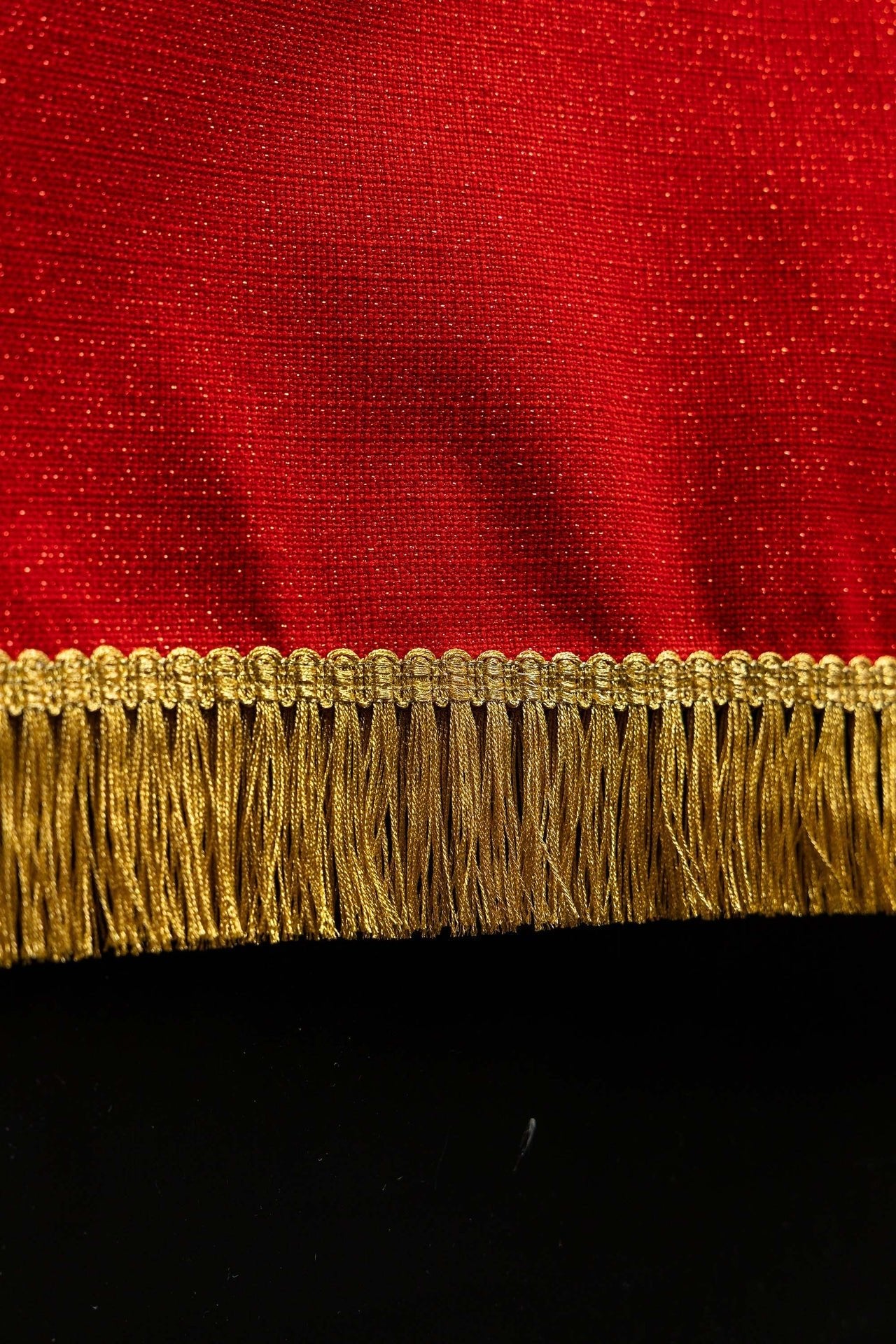 Red embroidered lectern cloth with the symbol of the dove and flames LE/8046/02 55*250 - CHASUBLES.COM
