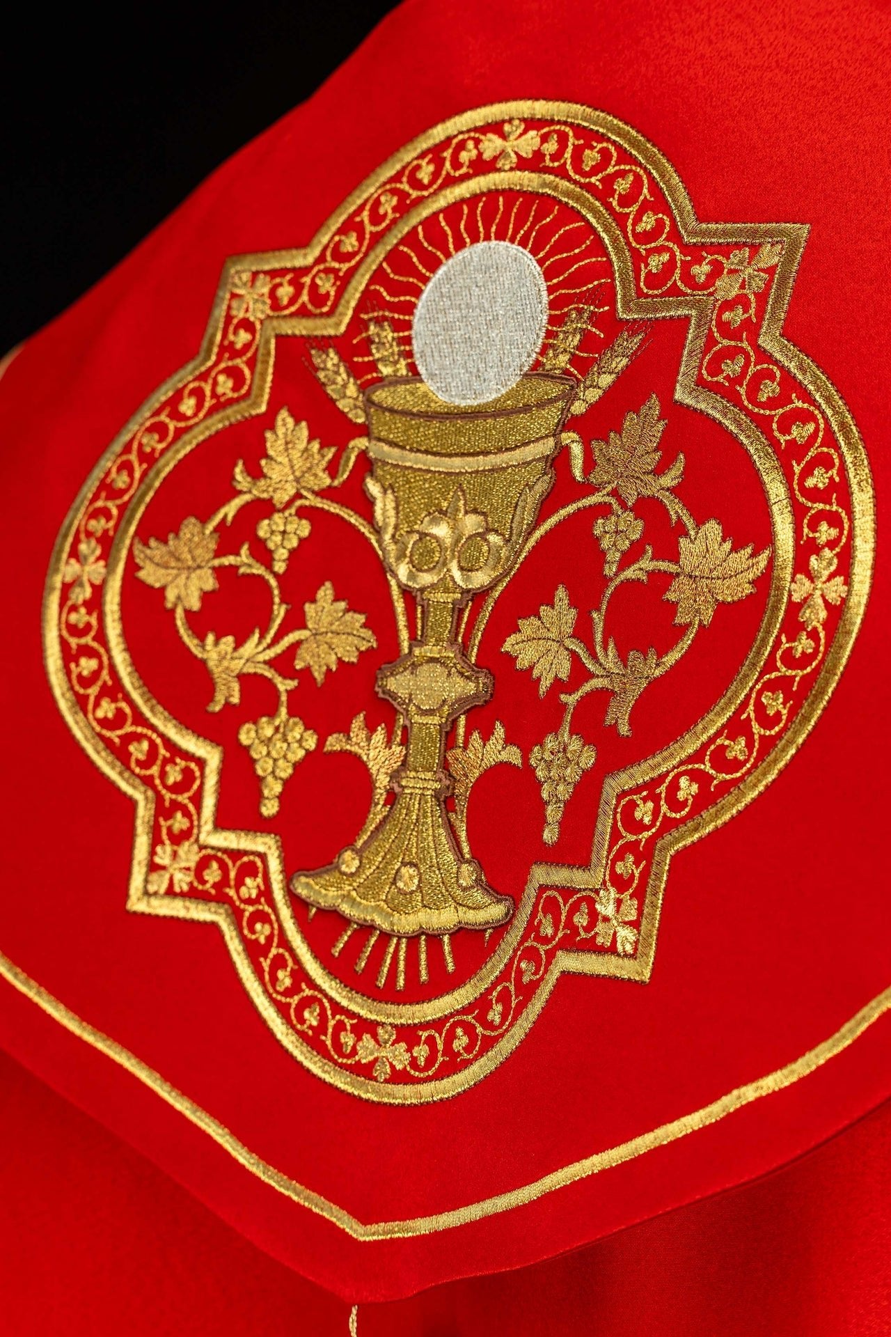 Red embroidered liturgical cope with a chalice motif KKP/013/02/20 145cm - CHASUBLES.COM