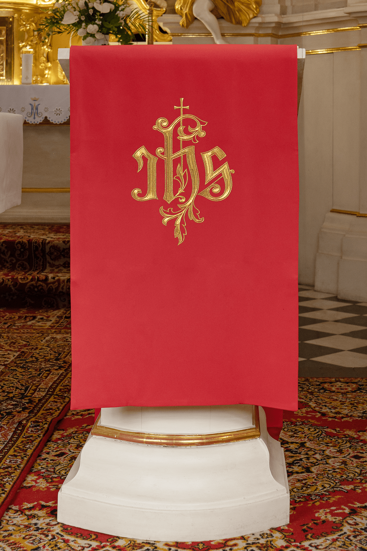 Red lectern cover embroidered with IHS symbol KMO/013/02/01 CZERWONY 55*250 - HAFTINAUSA.COM