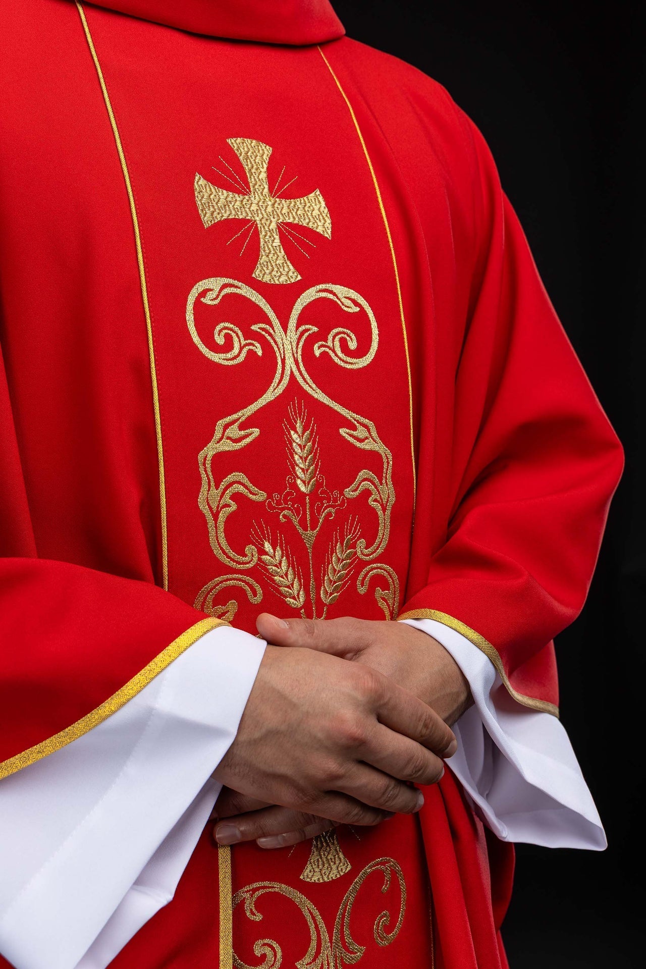 Red liturgical chasuble adorned with an embroidered panel KOR/148/02/01 CZERWONY - CHASUBLES.COM