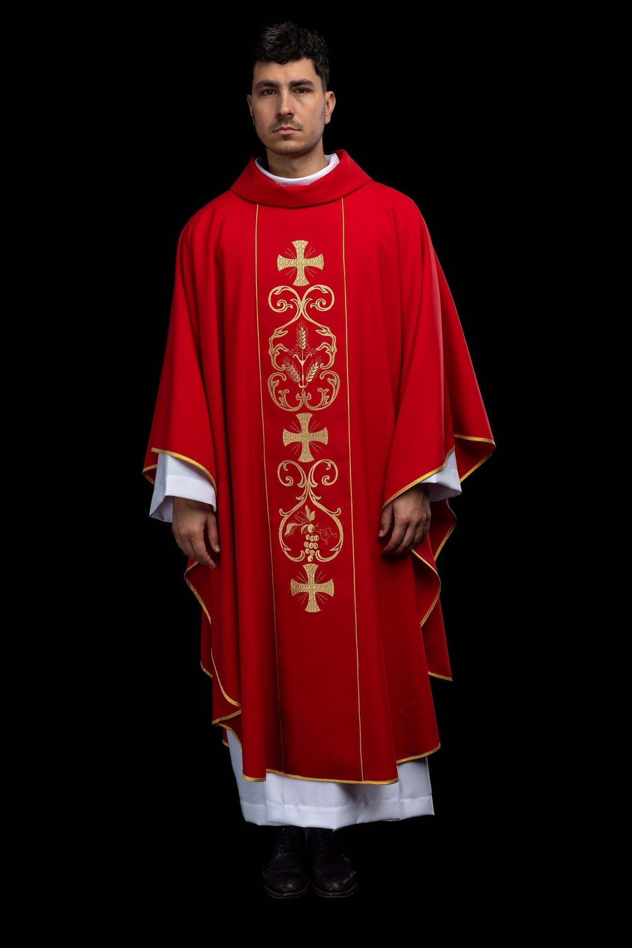 Red liturgical chasuble adorned with an embroidered panel KOR/148/02/01 CZERWONY - CHASUBLES.COM