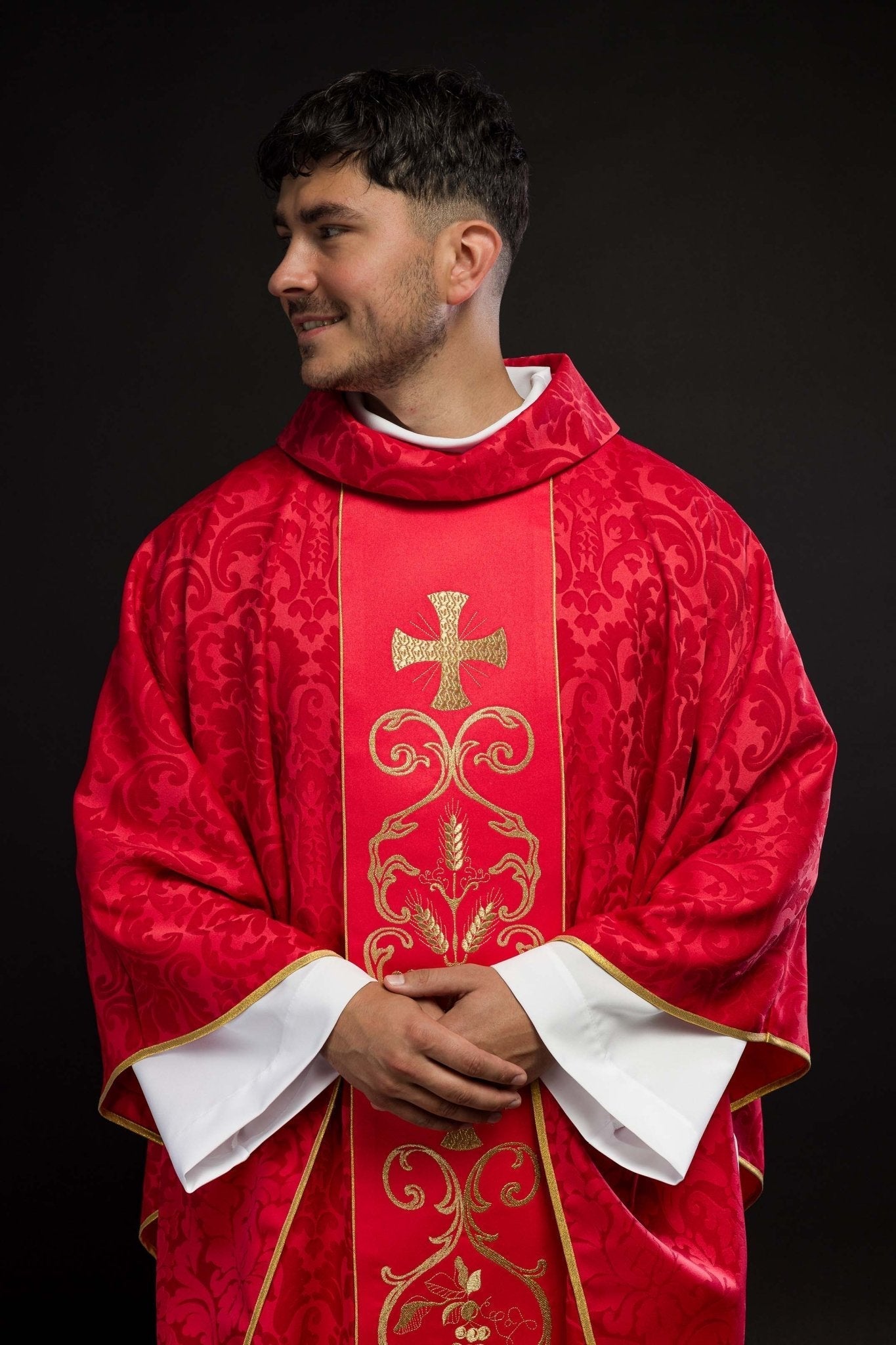 Red liturgical chasuble decorated with an embroidered belt KOR/148/02/81 - HAFTINAUSA.COM