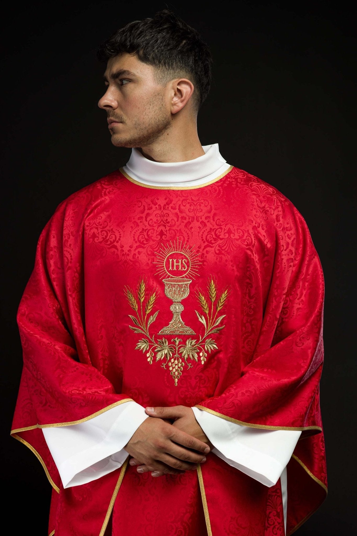 Red liturgical chasuble with embroidered chalice and host on jacquard fabric KOA/002/02/98 - CHASUBLES.COM