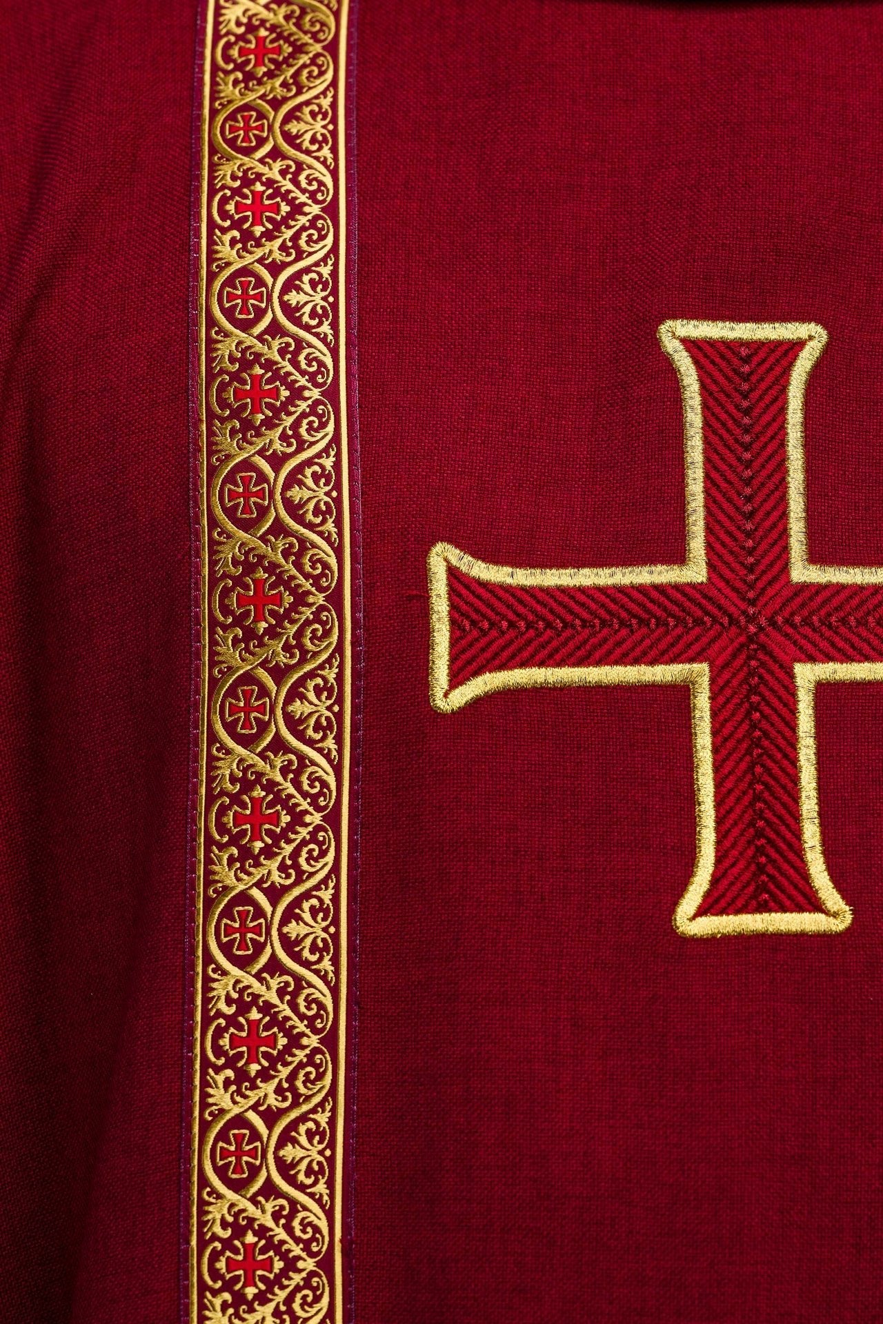 Red liturgical chasuble with embroidered cross and jacquard bands KOR/975/02/70 - CHASUBLES.COM