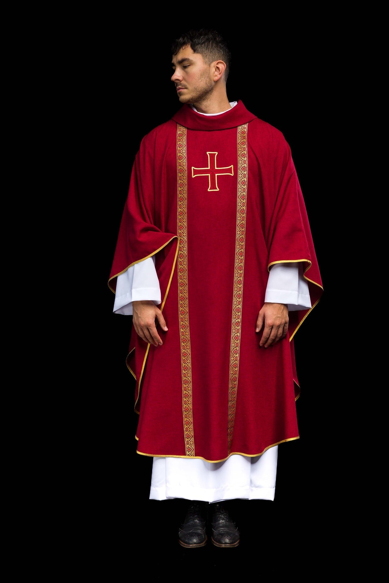 Red liturgical chasuble with embroidered cross and jacquard bands KOR/975/02/70 - CHASUBLES.COM