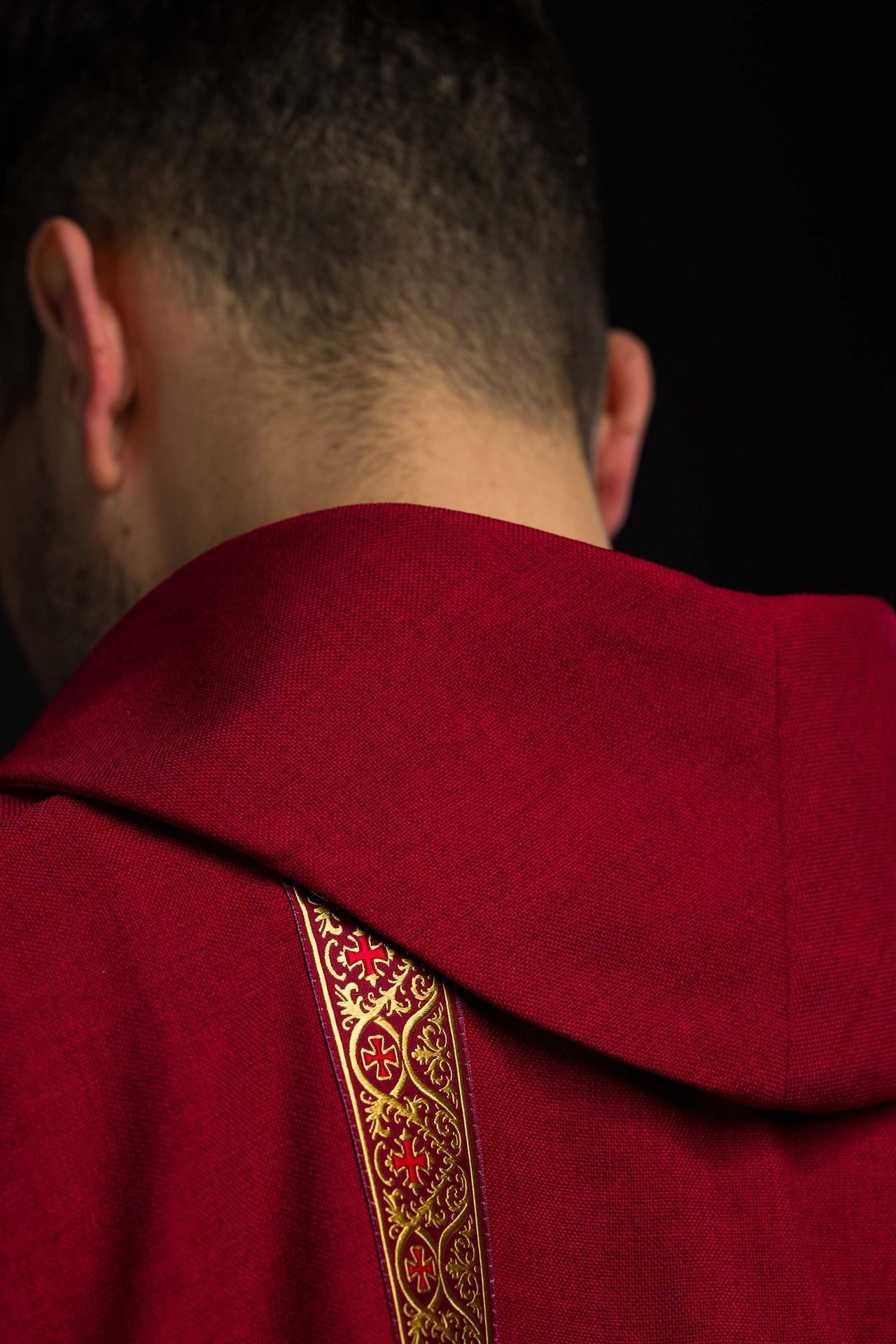 Red liturgical chasuble with embroidered cross and jacquard bands KOR/975/02/70 - CHASUBLES.COM