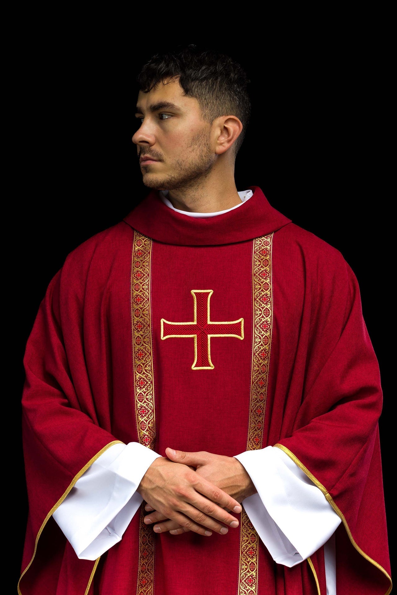 Red liturgical chasuble with embroidered cross and jacquard bands KOR/975/02/70 - CHASUBLES.COM