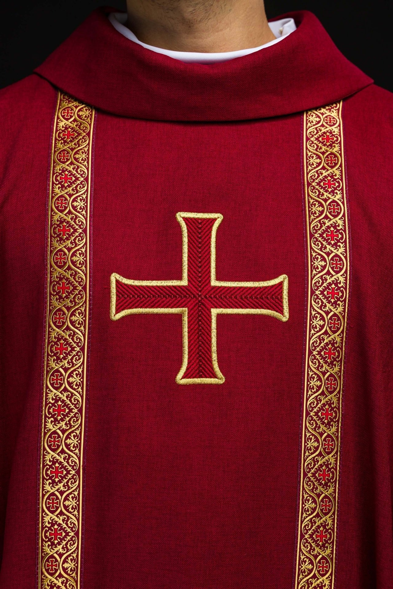 Red liturgical chasuble with embroidered cross and jacquard bands KOR/975/02/70 - CHASUBLES.COM