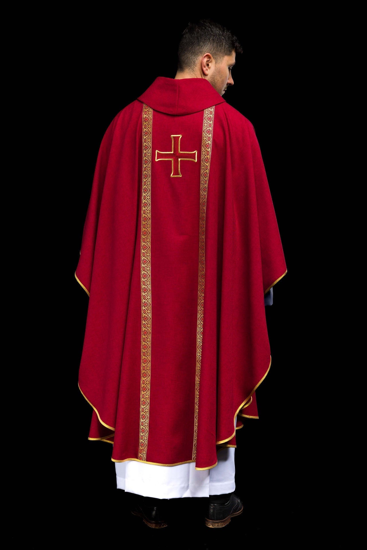 Red liturgical chasuble with embroidered cross and jacquard bands KOR/975/02/70 - CHASUBLES.COM