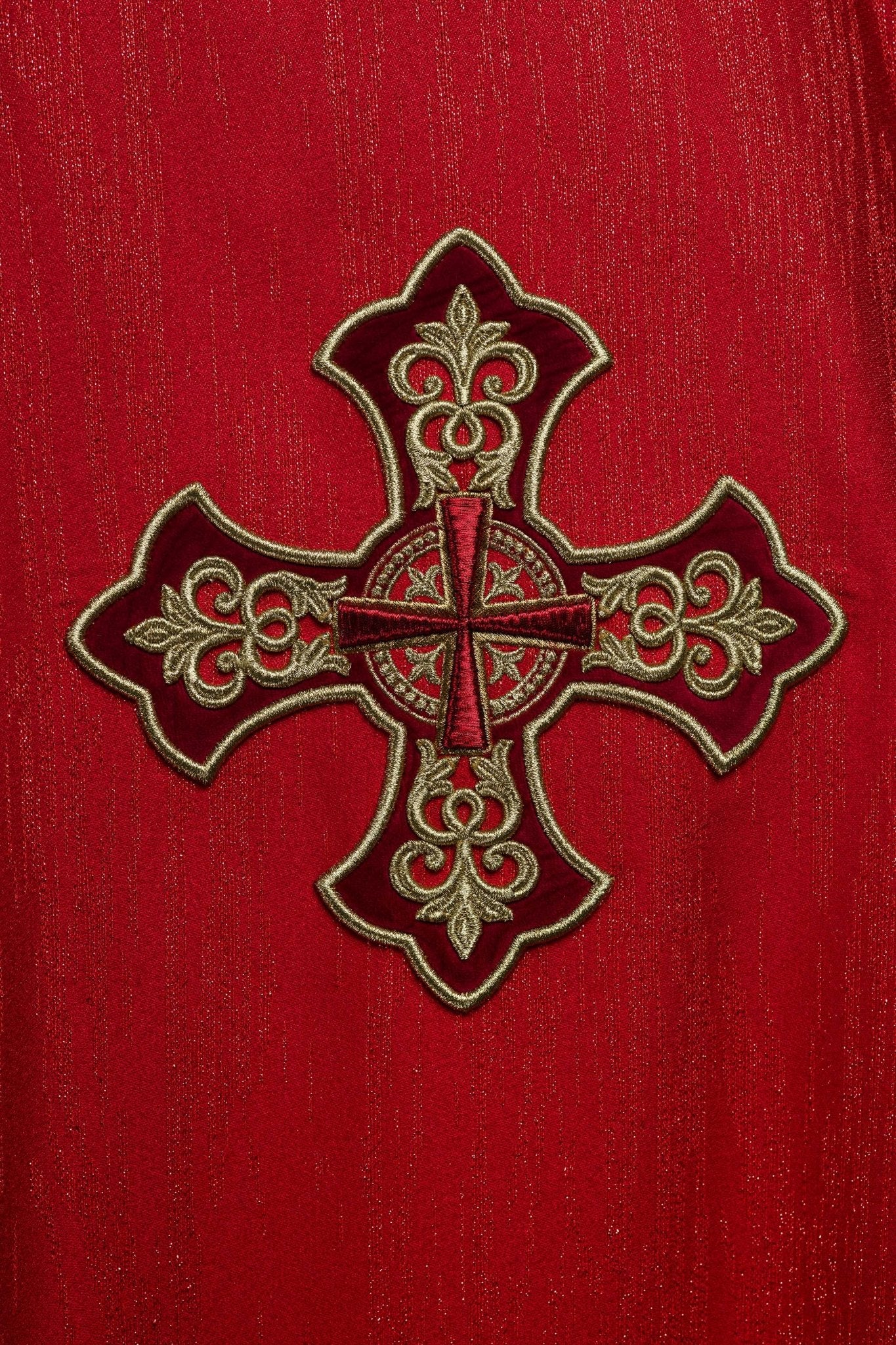 Red liturgical chasuble with embroidered cross on decorative fabric LE/7036/02 - CHASUBLES.COM