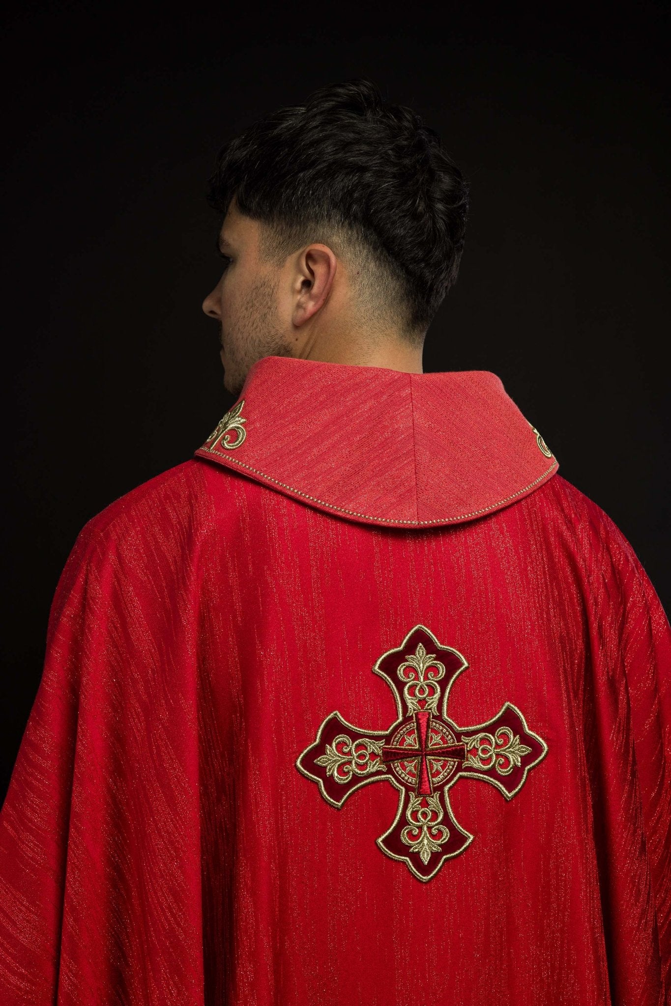 Red liturgical chasuble with embroidered cross on decorative fabric LE/7036/02 - CHASUBLES.COM