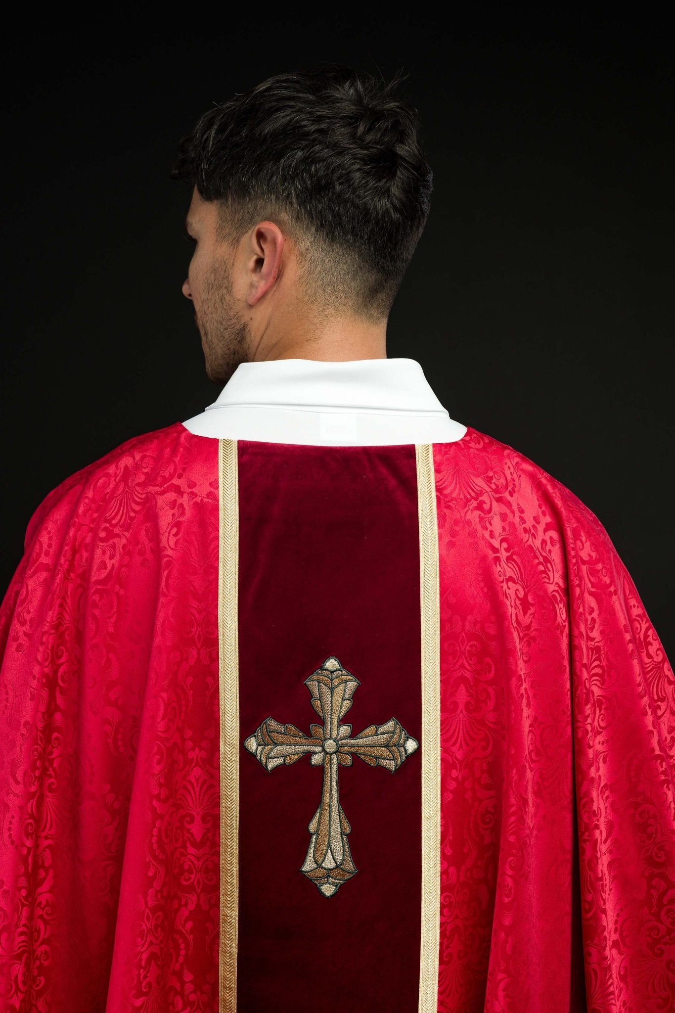 Red liturgical chasuble with stole and cross embroidery on jacquard fabric KOA/007/02/98 - CHASUBLES.COM