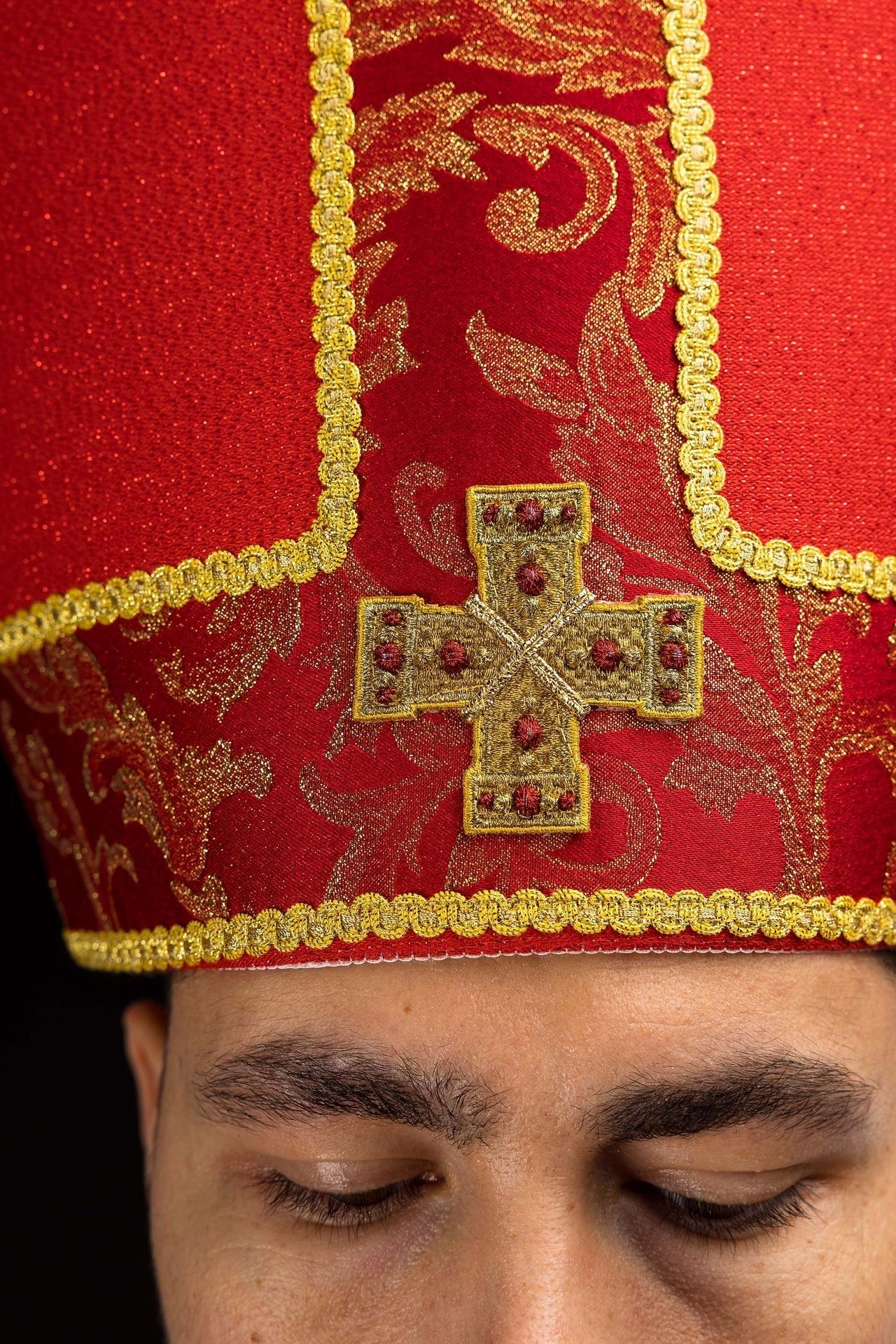 Red mitre embroidered with a cross decorated with jacquard fabric LE/9075/02-1 - CHASUBLES.COM