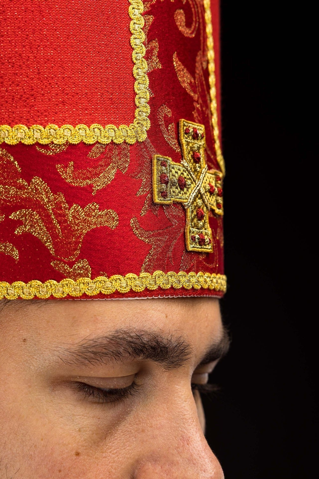 Red mitre embroidered with a cross decorated with jacquard fabric LE/9075/02-1 - CHASUBLES.COM
