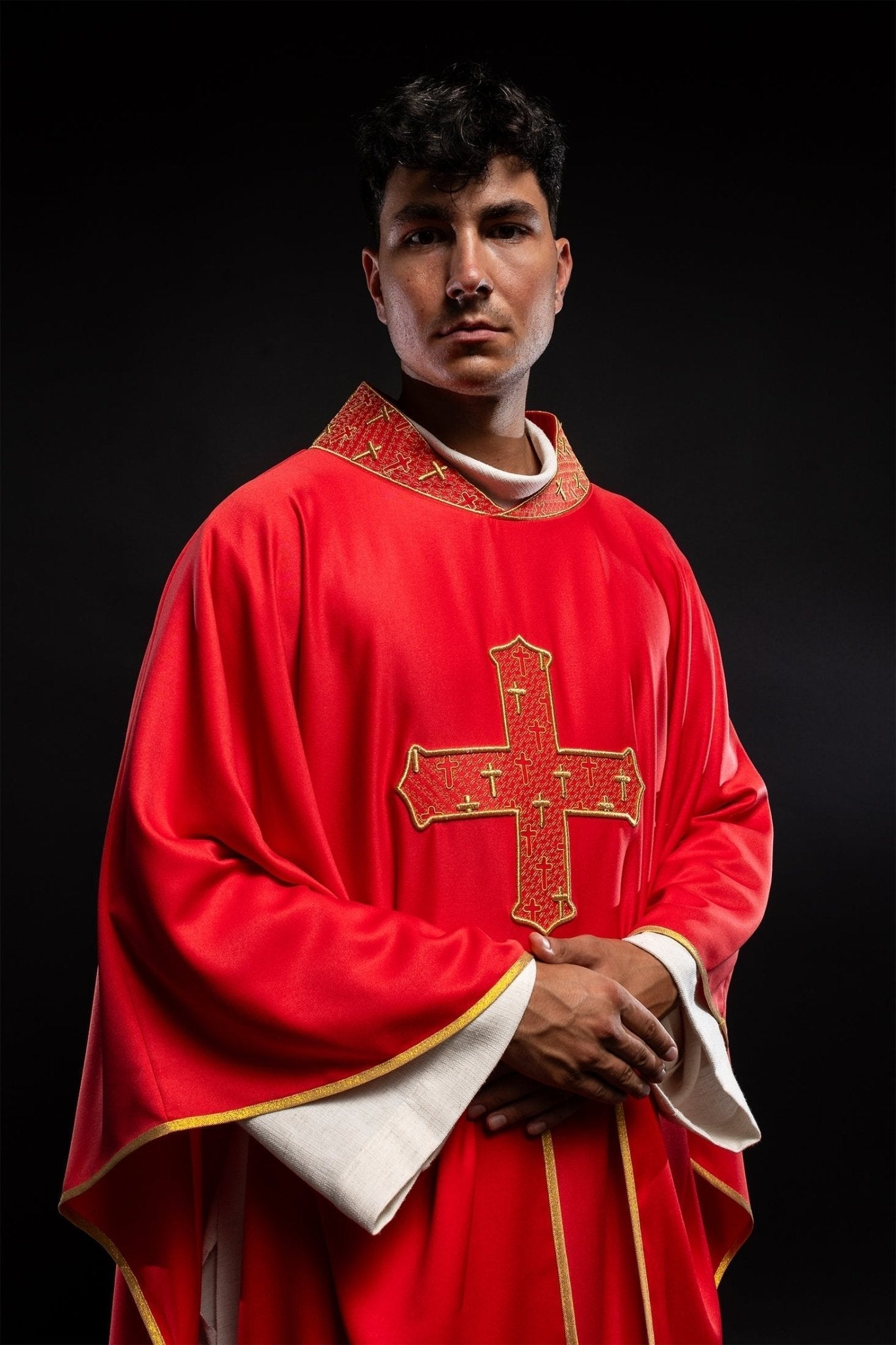 Red priest vestment with collar embroidered with gold crossess S - 7061 - 02 - 53 - HAFTINAUSA.COM