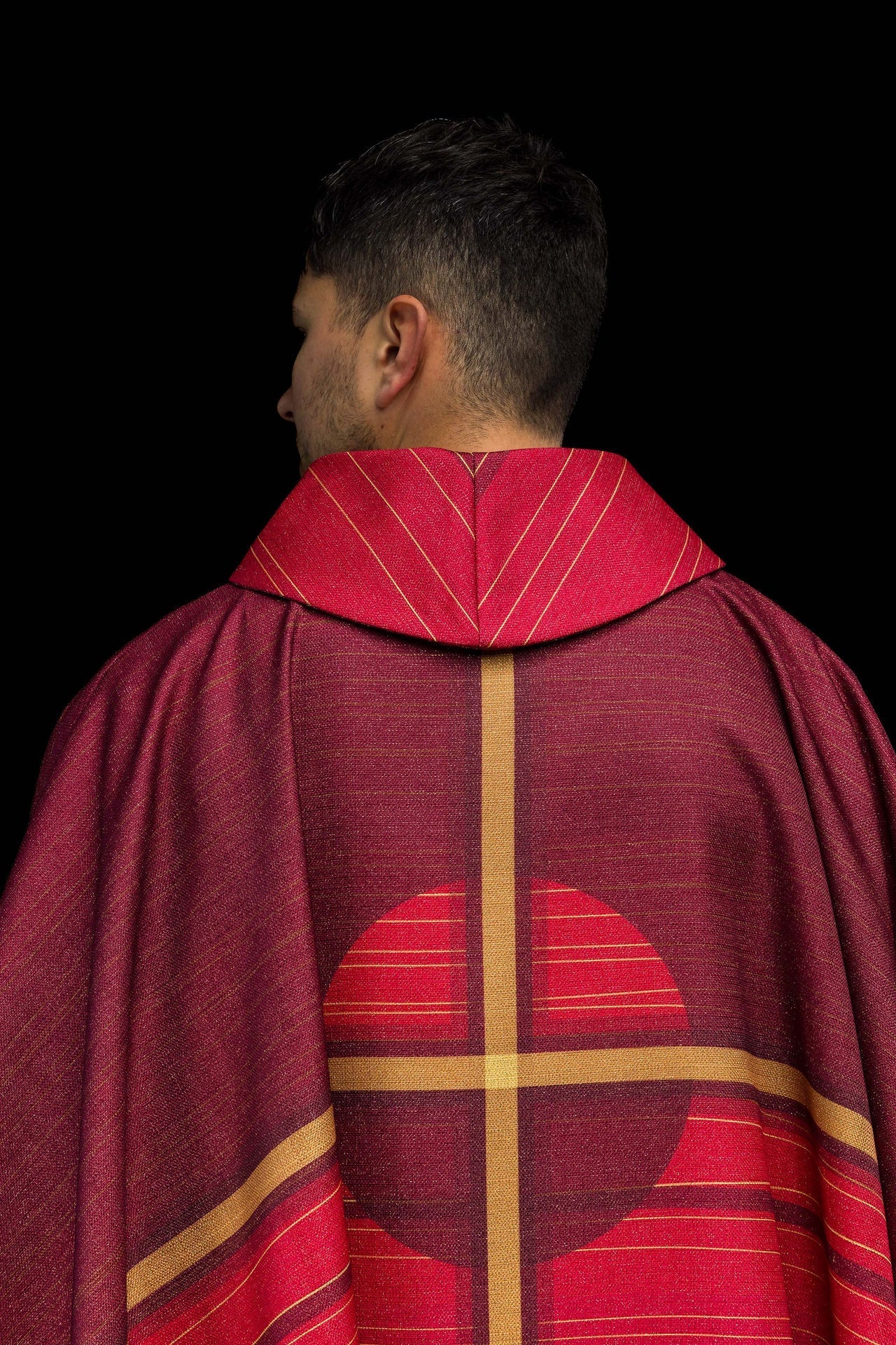 Red printed chasuble with cross motif KOD/7010/02/40 - CHASUBLES.COM