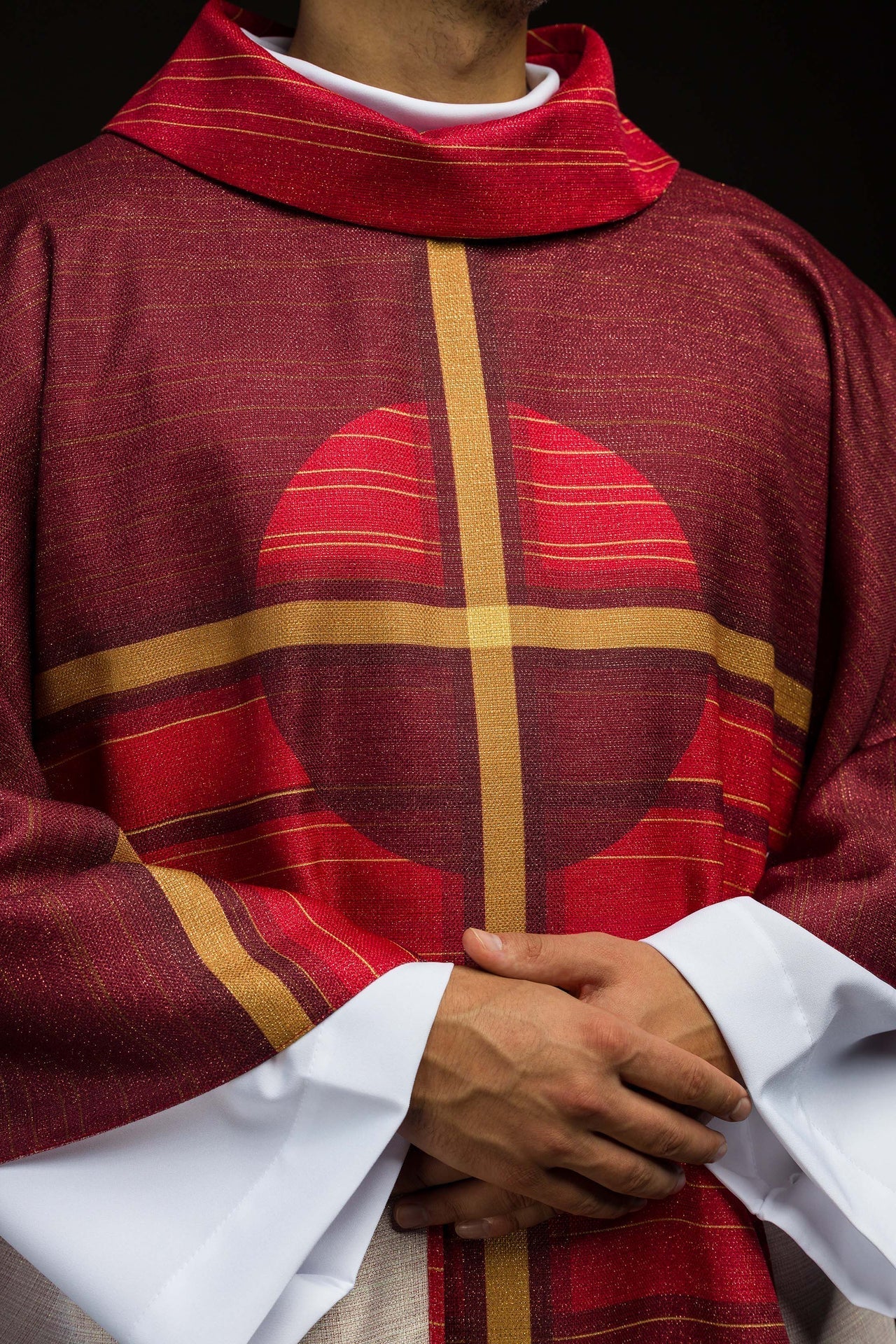 Red printed chasuble with cross motif KOD/7010/02/40 - CHASUBLES.COM