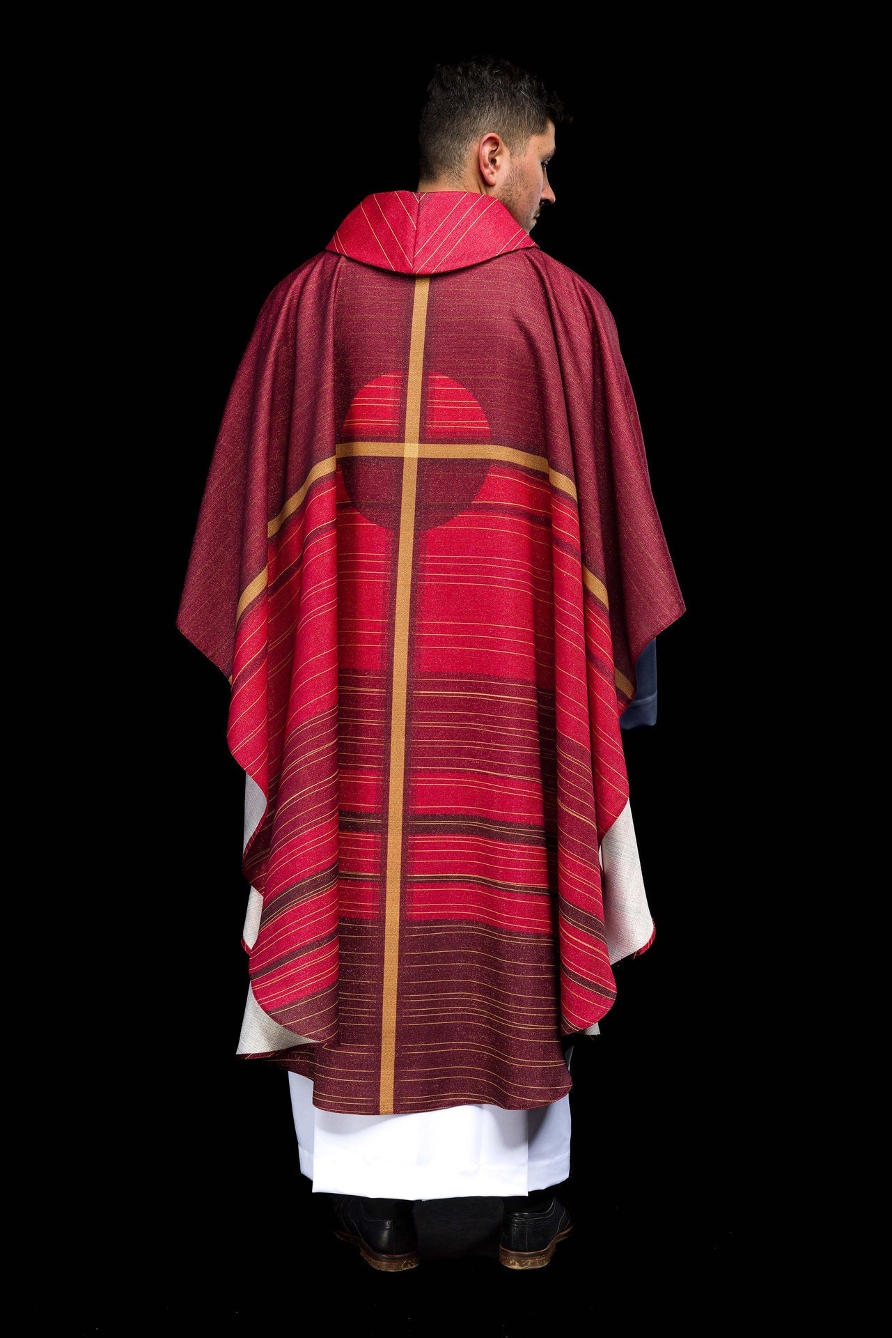 Red printed chasuble with cross motif KOD/7010/02/40 - CHASUBLES.COM