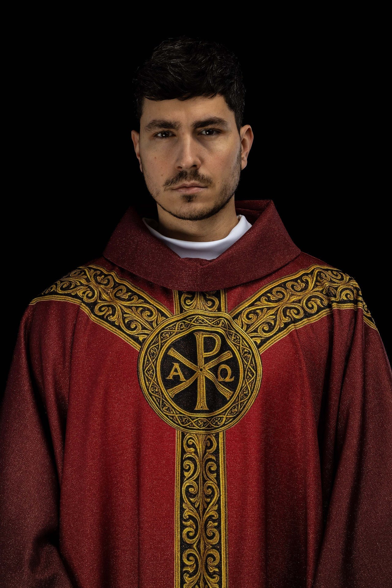 Red printed Pax chasuble with rich gold ornamentation KOD/7009/02/40 - CHASUBLES.COM