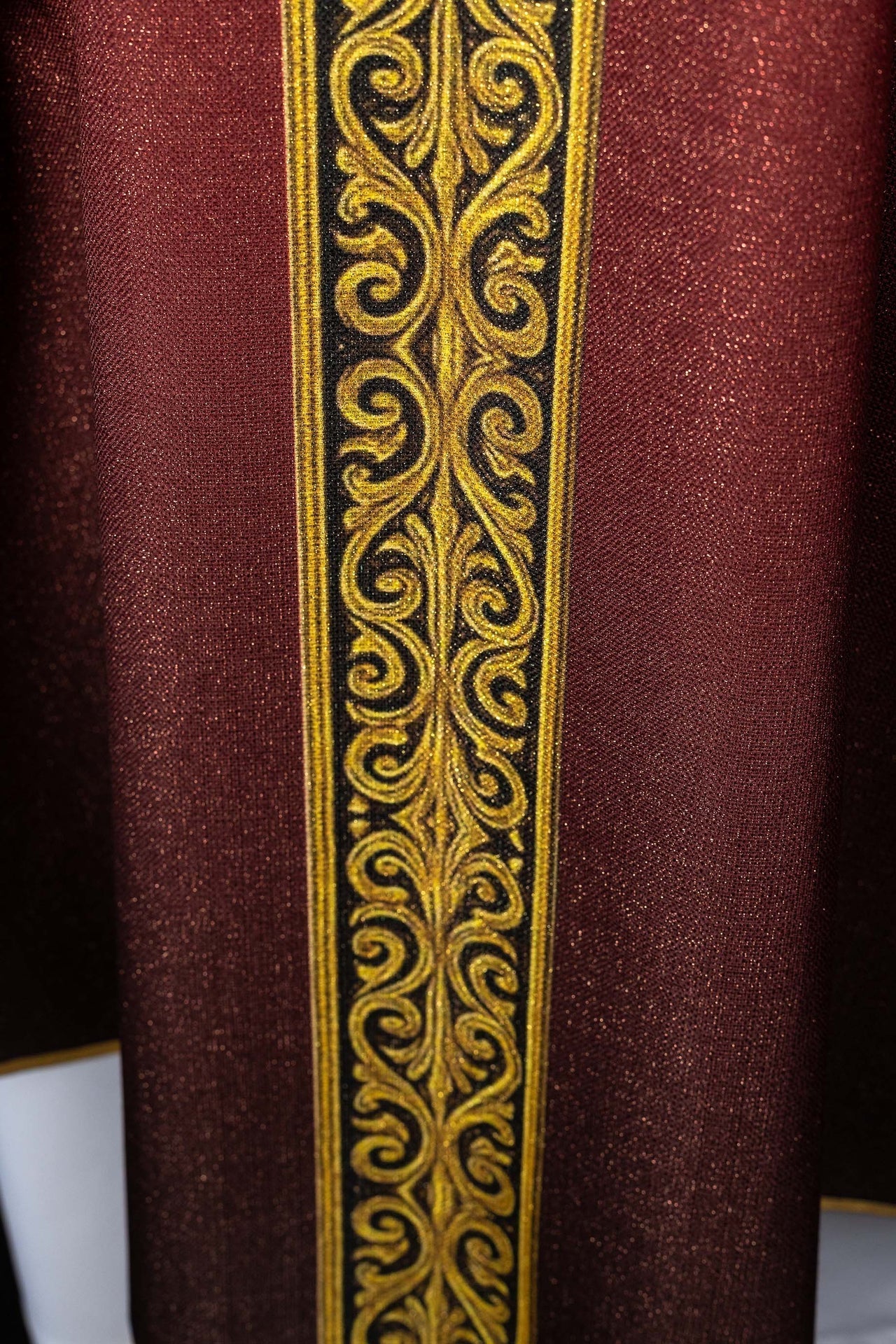 Red printed Pax chasuble with rich gold ornamentation KOD/7009/02/40 - CHASUBLES.COM