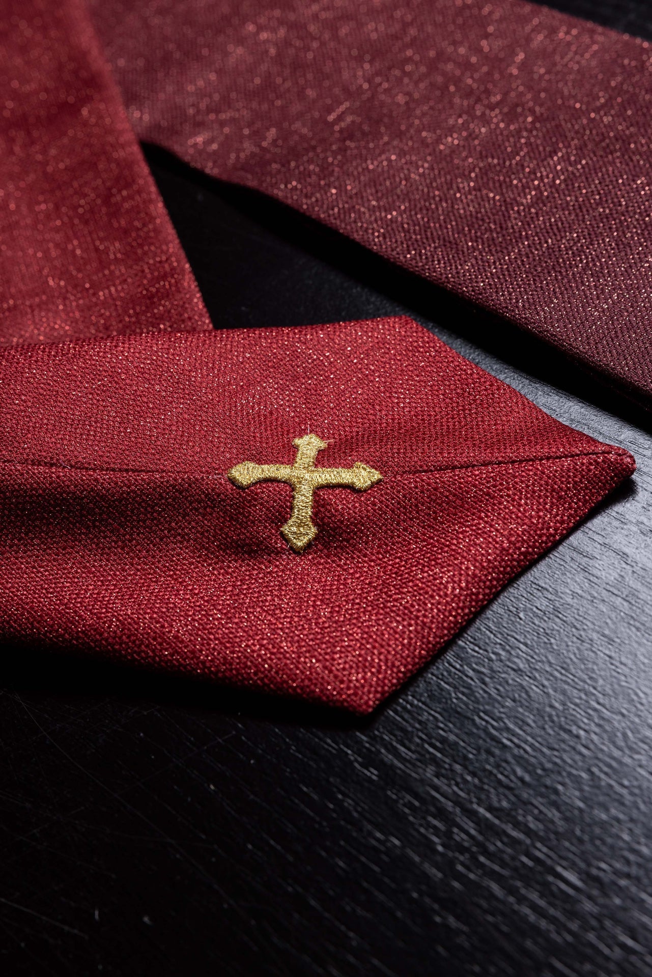 Red printed Pax chasuble with rich gold ornamentation KOD/7009/02/40 - CHASUBLES.COM