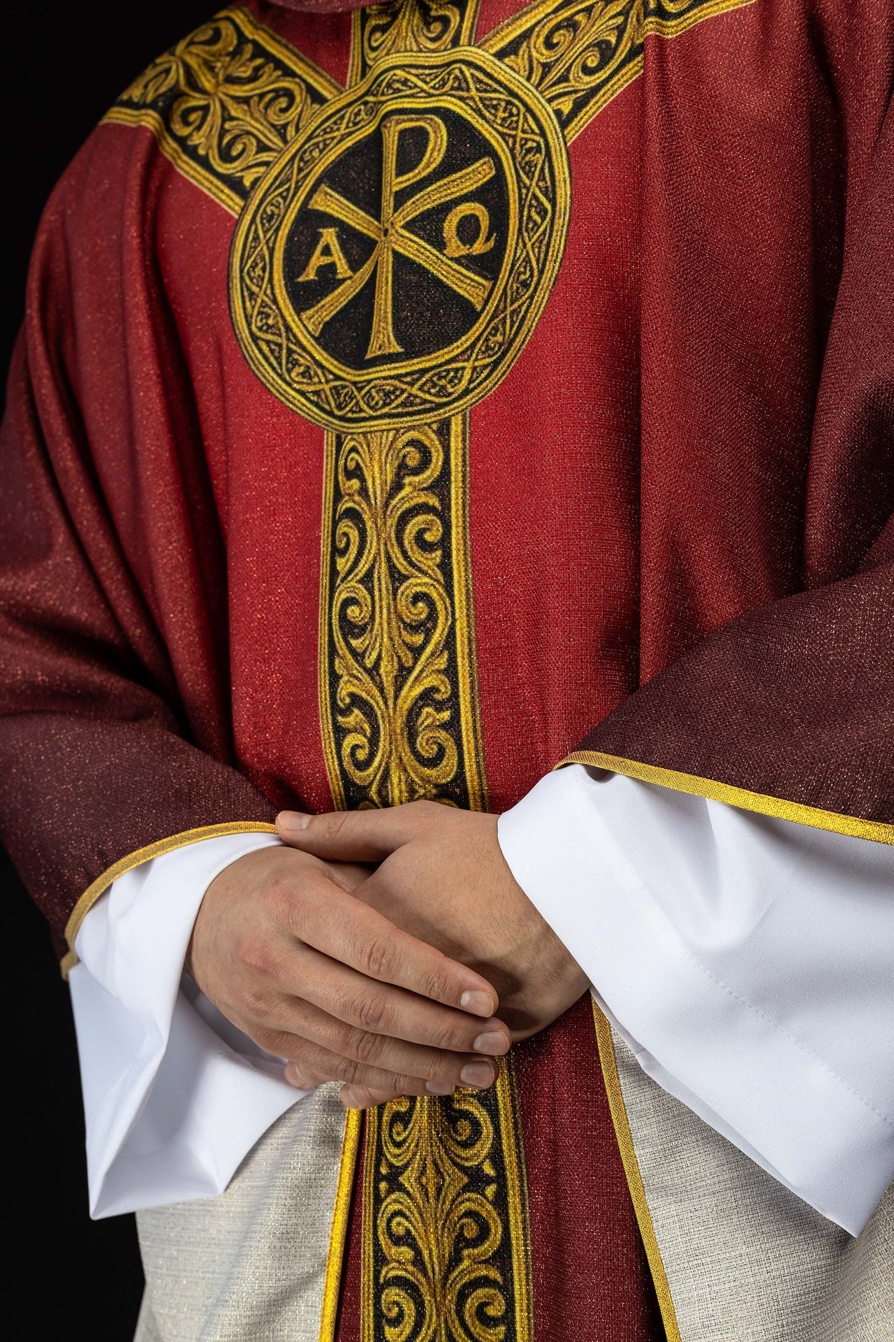 Red printed Pax chasuble with rich gold ornamentation KOD/7009/02/40 - CHASUBLES.COM