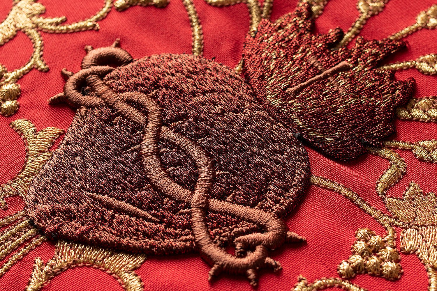 Red Roman Chasuble embroidered with the motif of the Sacred Heart of Jesus KOR/199/02/01 - HAFTINAUSA.COM