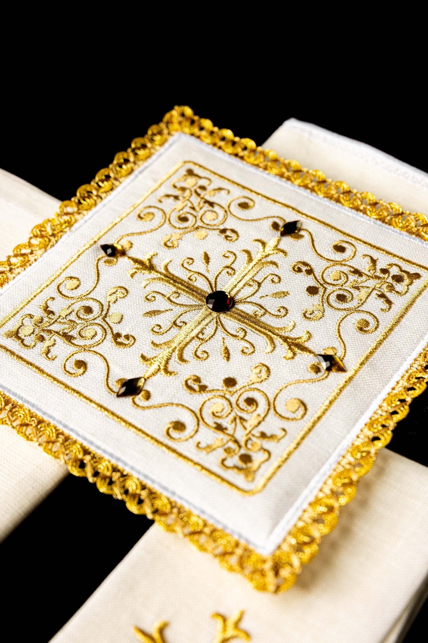 Richly decorated Chalice Linen Set with cross embroidery S-5013 - CHASUBLES.COM
