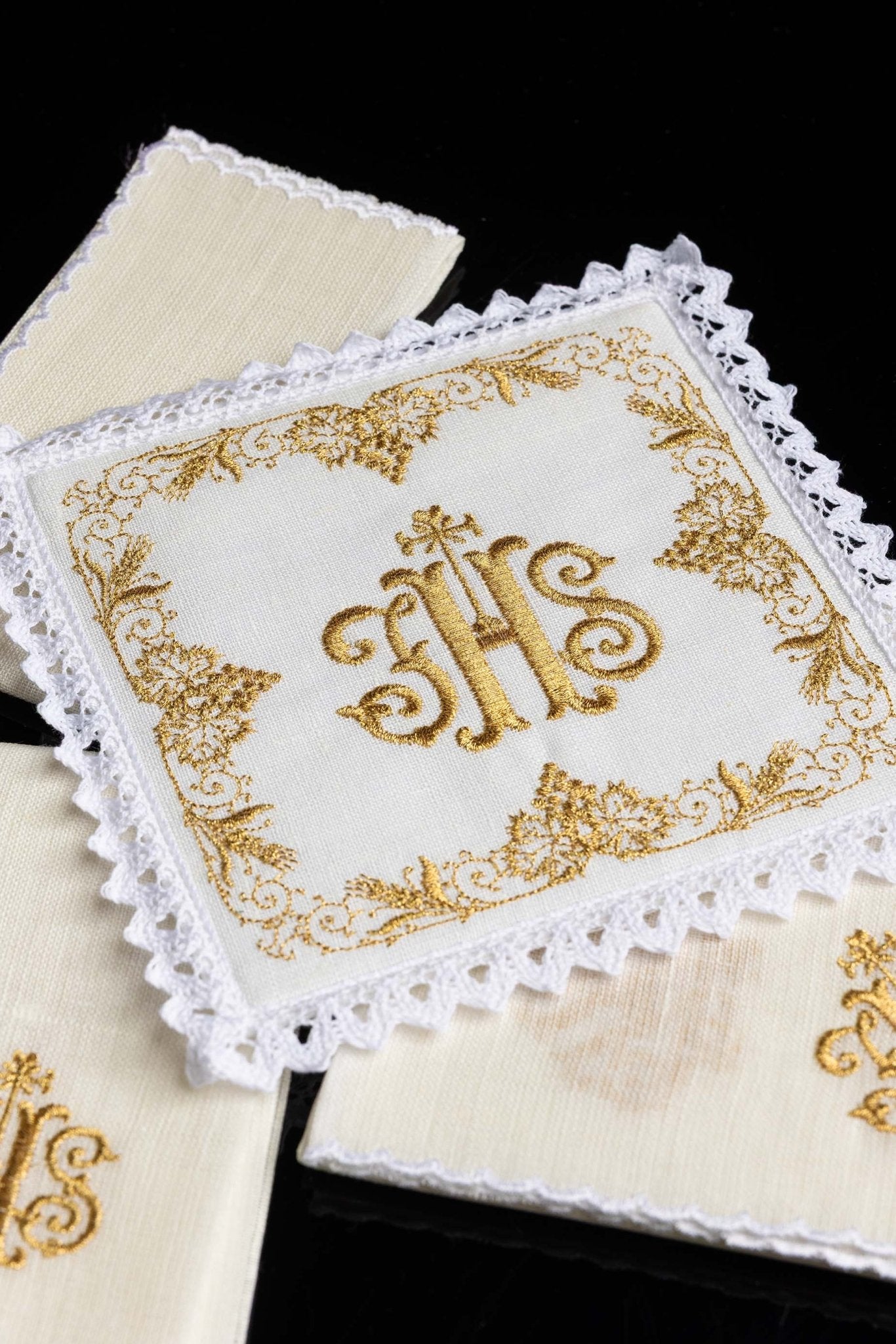 Richly decorated linen chalices set linen IHS KKL/049 - CHASUBLES.COM