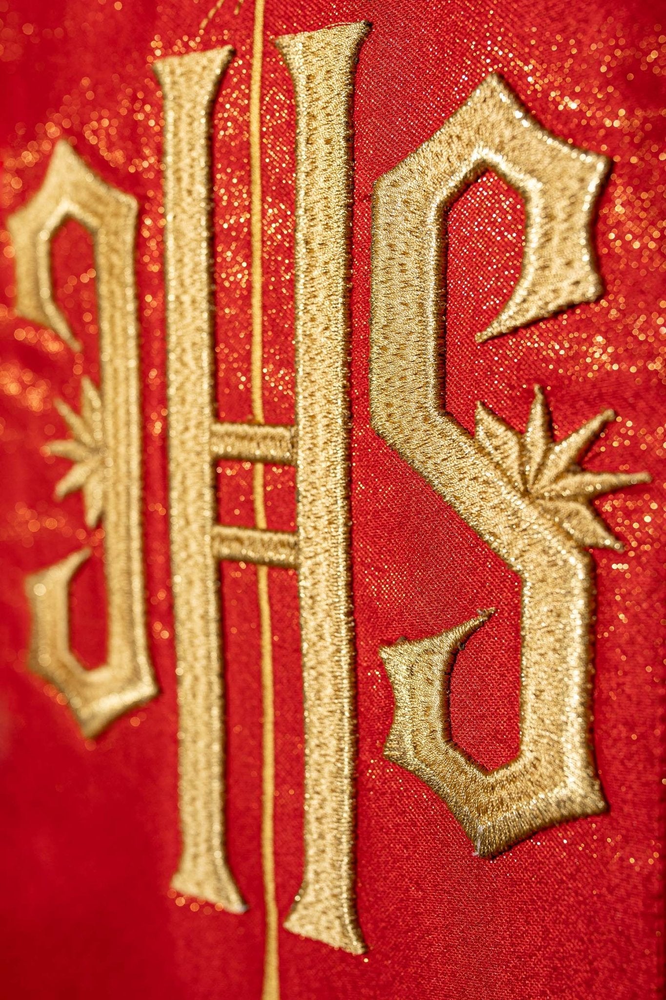 Richly decorated red chasuble with golden motifs and a wide IHS band KDT/7001/02/54 CZERWONY - CHASUBLES.COM