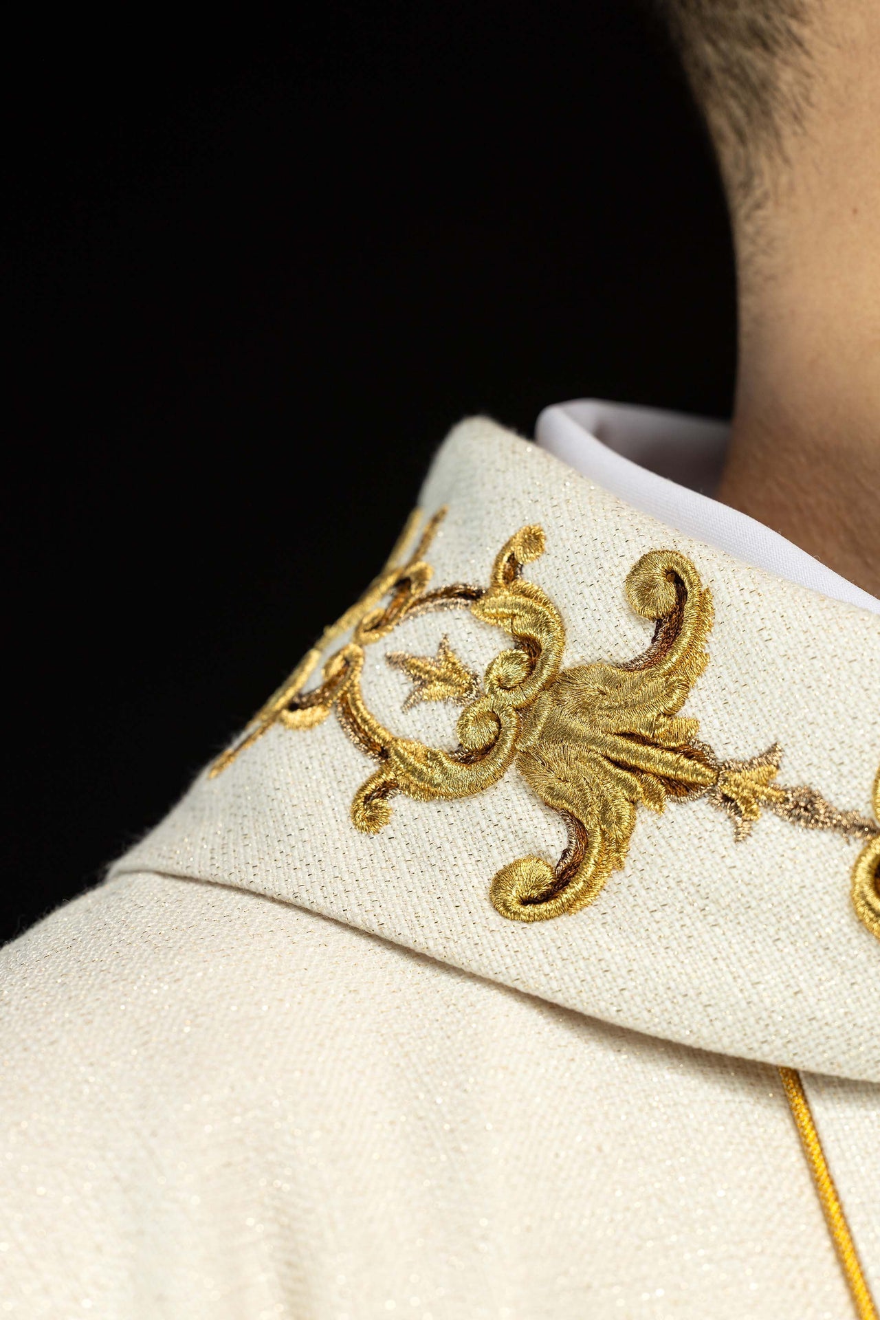 Richly embroidered chasuble with the image of Our Lady of the Rosary KOW2/045/05/71 - CHASUBLES.COM