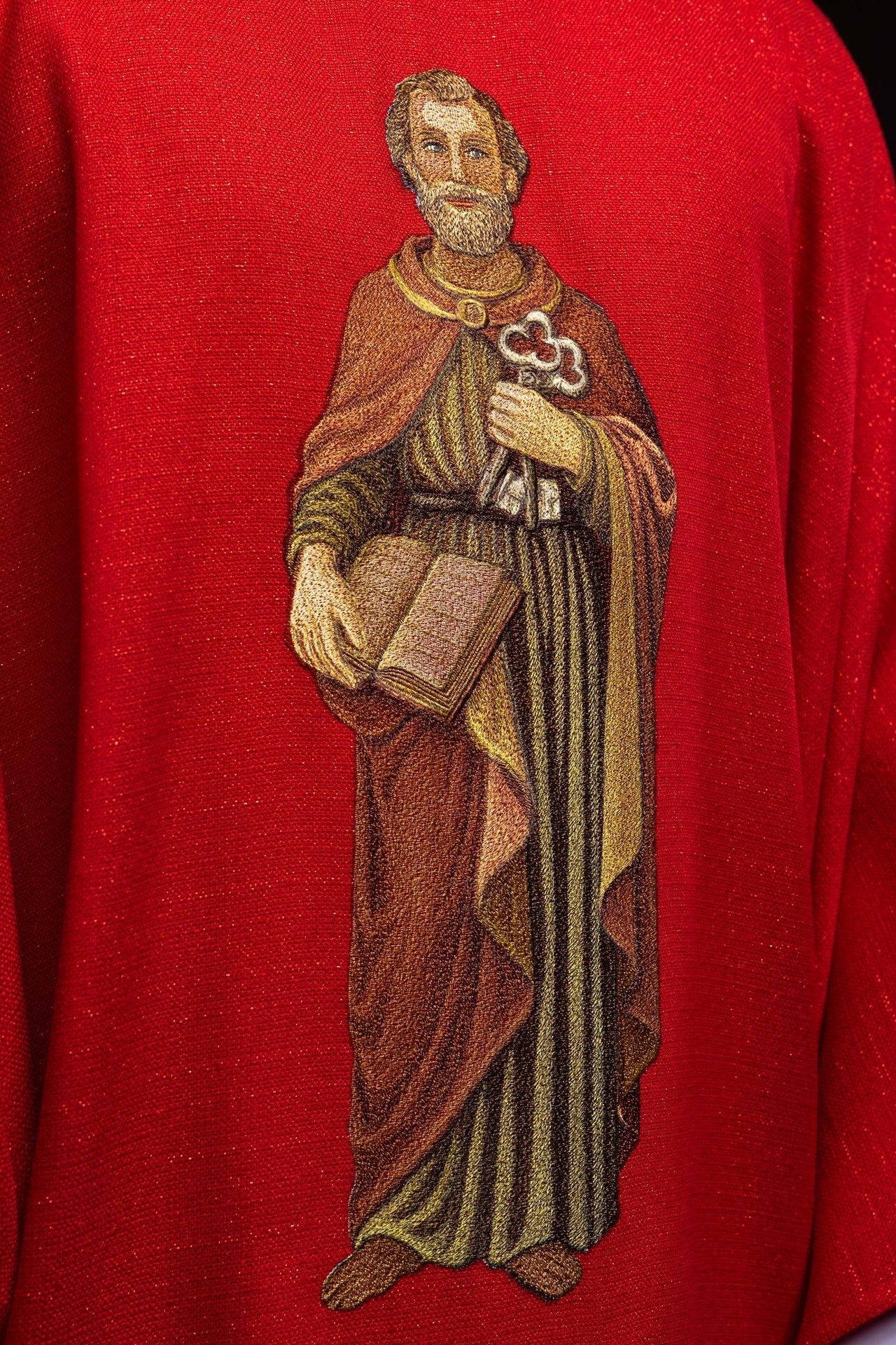 Richly embroidered chasuble with the image of Saint Peter red KOW2/040/02/71 - CHASUBLES.COM