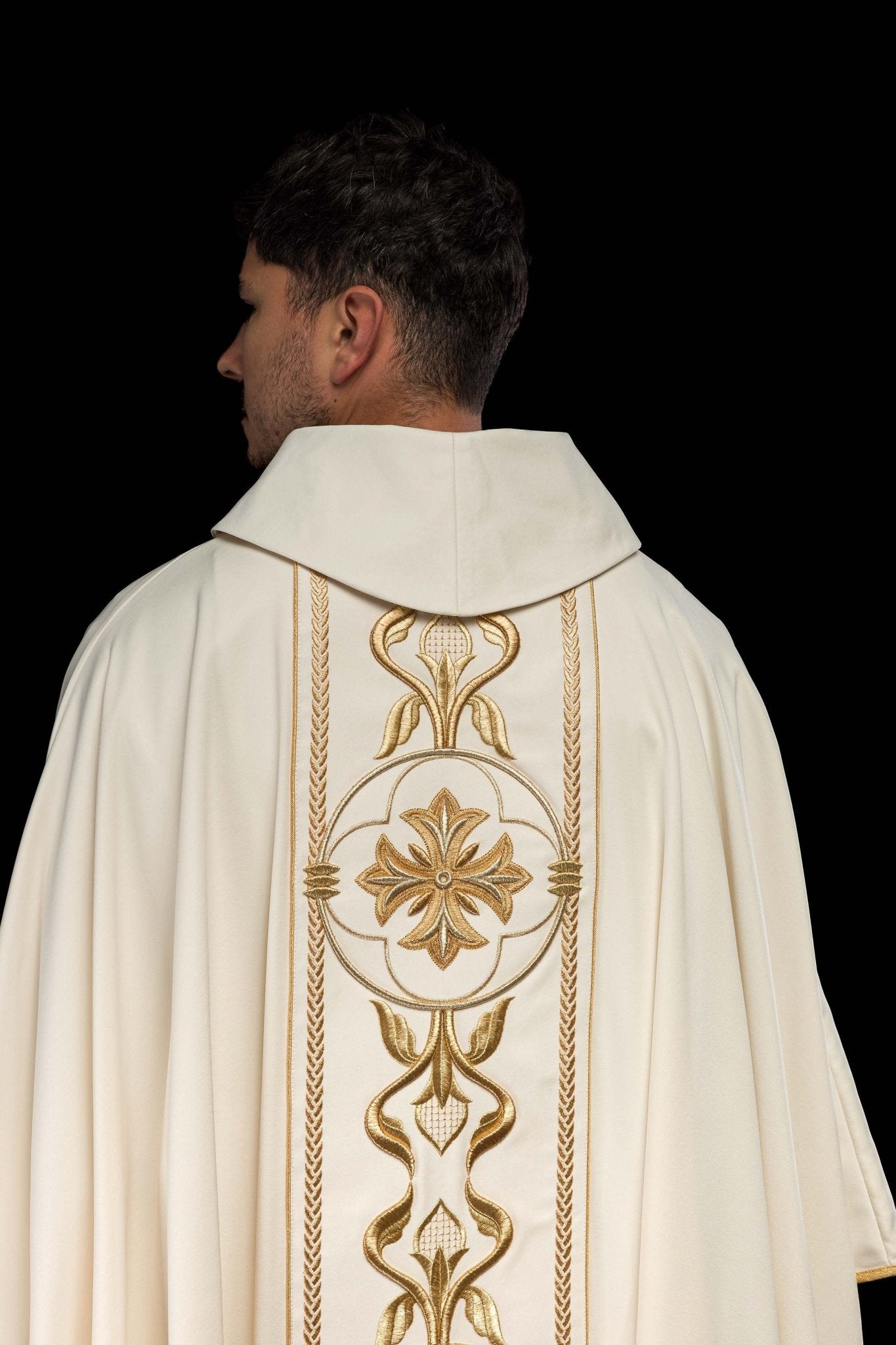 Richly embroidered ecru chasuble KOR/267/05/53 - CHASUBLES.COM
